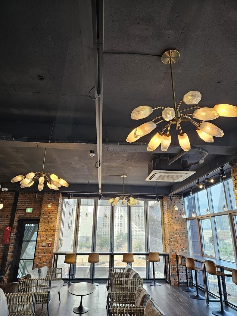 누가 나 좀 찾아줘 | 카페, 등불, 전등, 기다림, 커피 | 스탠바이 STANDBUY 디지털 콘텐츠