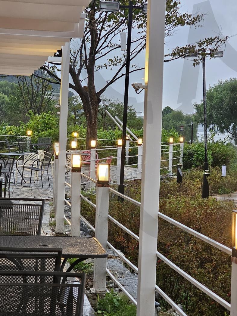 잠시 휴식을 즐기다 | 카페, 산책로, 야외카페, 일산, 고양 | 스탠바이 STANDBUY 디지털 콘텐츠