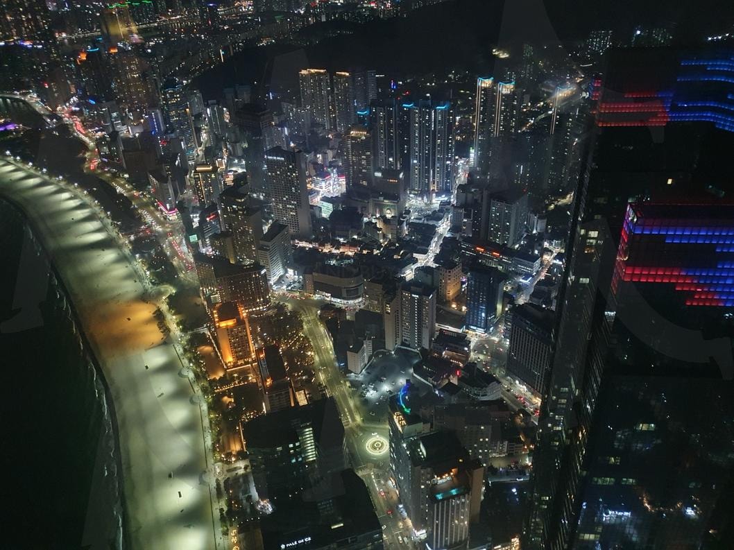 부산 도심 야경 | 엑스더 스카이, 부산 야경, 부산 전망대, 도심 야경, 부산 랜드마크타워, 시티뷰, 오션뷰 | 스탠바이 STANDBUY 디지털 콘텐츠