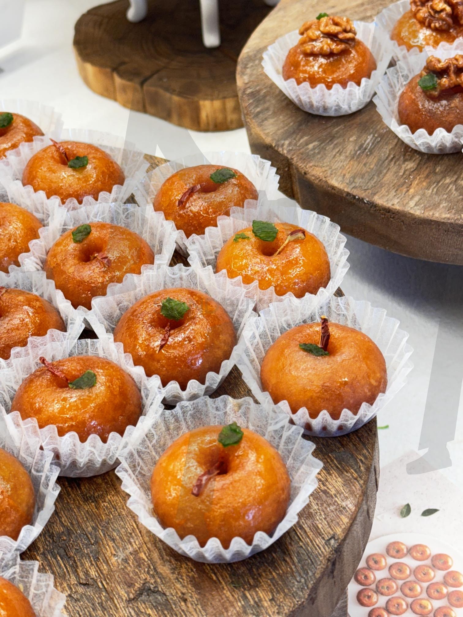 Korean Traditional Dessert Kaeseong Juak Displayed on Wooden Tray | 한국전통디저트, dessert, korea, koreadessert, sweet, food photography, snack, wooden tray, traditional snack, Asian dessert | 스탠바이 STANDBUY 디지털 콘텐츠