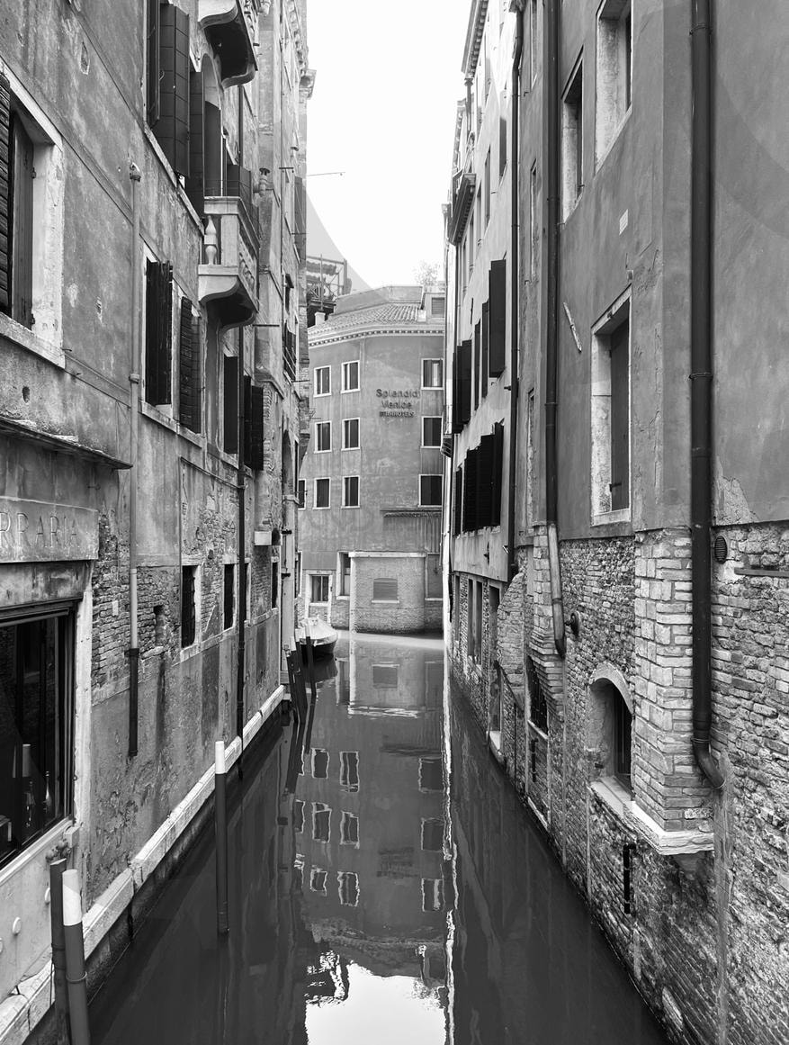 이탈리아 베네치아 어느 골목길 | 흑백, 유럽, 여행, 풍경, 낭만, 이탈리아, 베네치아, 건축, 배경 | 스탠바이 STANDBUY 디지털 콘텐츠
