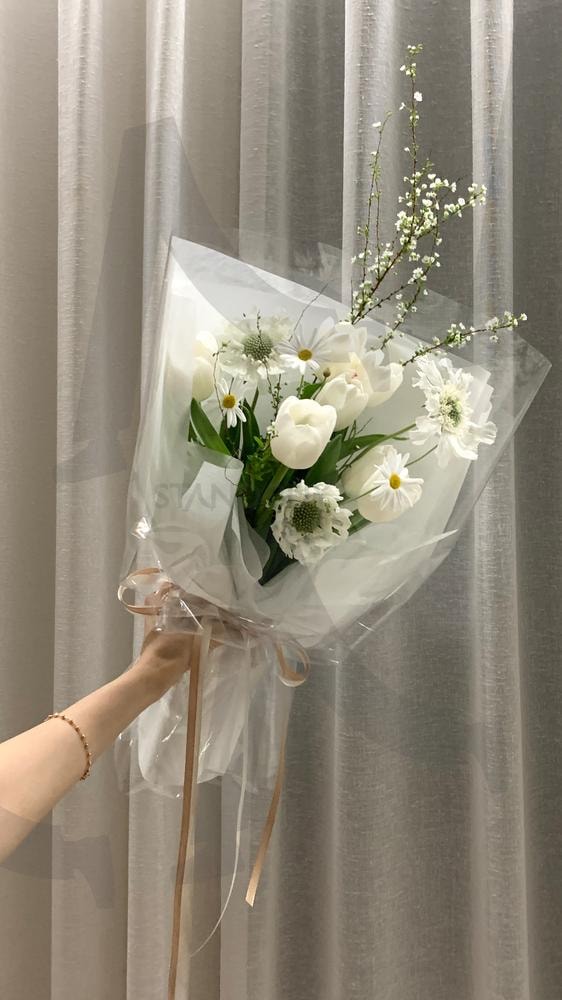 화이트 감성 꽃다발 | 화이트꽃다발, 감성사진, 졸업, 선물, 미니멀무드 | 스탠바이 STANDBUY 디지털 콘텐츠