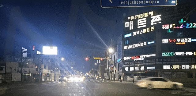 전주 바쁘게 흘러가는 현대인들의 일상 | 전주, 객리단길, 야간, 차량들 사이, 바쁜 현대인들, 나는 잘 살아가고 있나? | 스탠바이 STANDBUY 디지털 콘텐츠