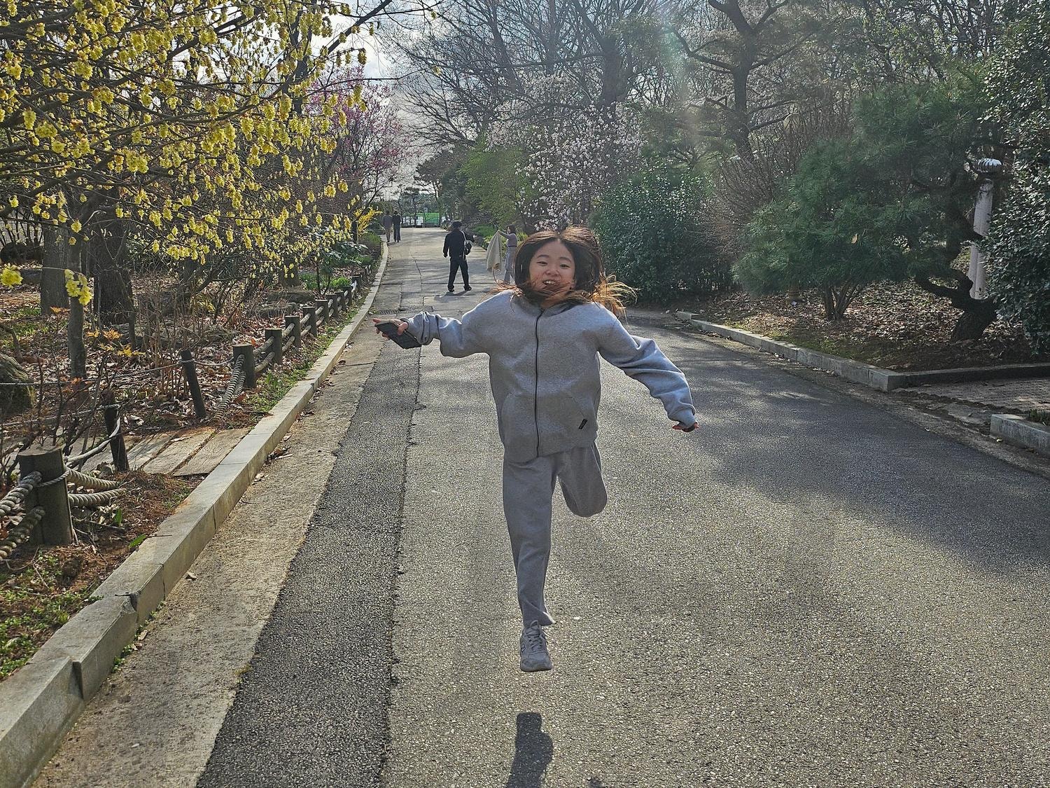 아이의 천진난만한 모습 | 아이들, 천진난만, 나도 저런 마음으로 살고싶다., 그리움, 삶의터전, 나의 기쁨, 봄이닷 | 스탠바이 STANDBUY 디지털 콘텐츠