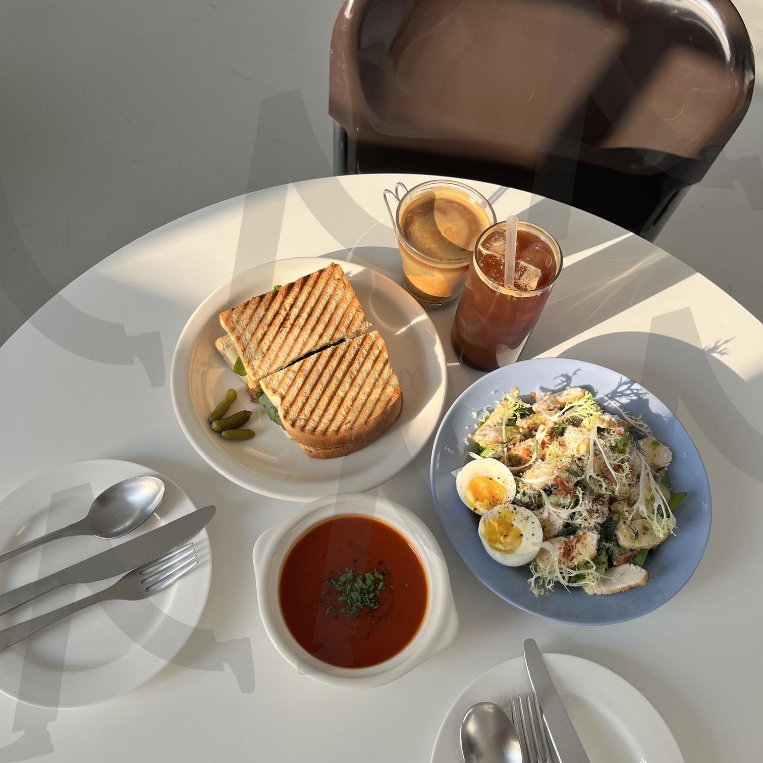 햇살 가득한 브런치 타임 - 샐러드와 파니니, 아이스커피 | 브런치, 샐러드, 감성카페, 샌드위치, 라떼, 아이스커피, 자연광, 미니멀, 홈카페, 음식스타일링 | 스탠바이 STANDBUY 디지털 콘텐츠