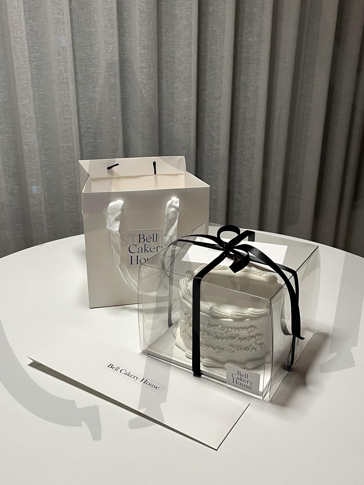 화이트 케이크 박스와 감성 포장 - 미니멀 감성 디저트샷 | 감성, 케이크, 디저트, 미니멀, 선물, 화이트톤, 브랜딩, 리본, 포장, 인테리어 | 스탠바이 STANDBUY 디지털 콘텐츠