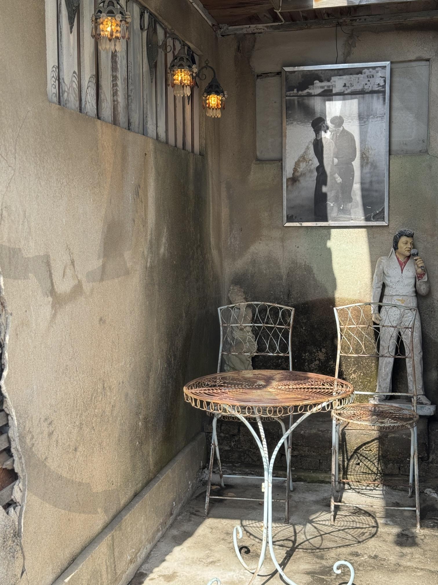 감성적인 빈티지 테라스 | 빈티지 인테리어, 감성 카페, 레트로 감성, 빈티지 가구, 감성 사진, Vintage Interior, retro cafe vibe, rustic charm, moody aesthetic, antique decor | 스탠바이 STANDBUY 디지털 콘텐츠