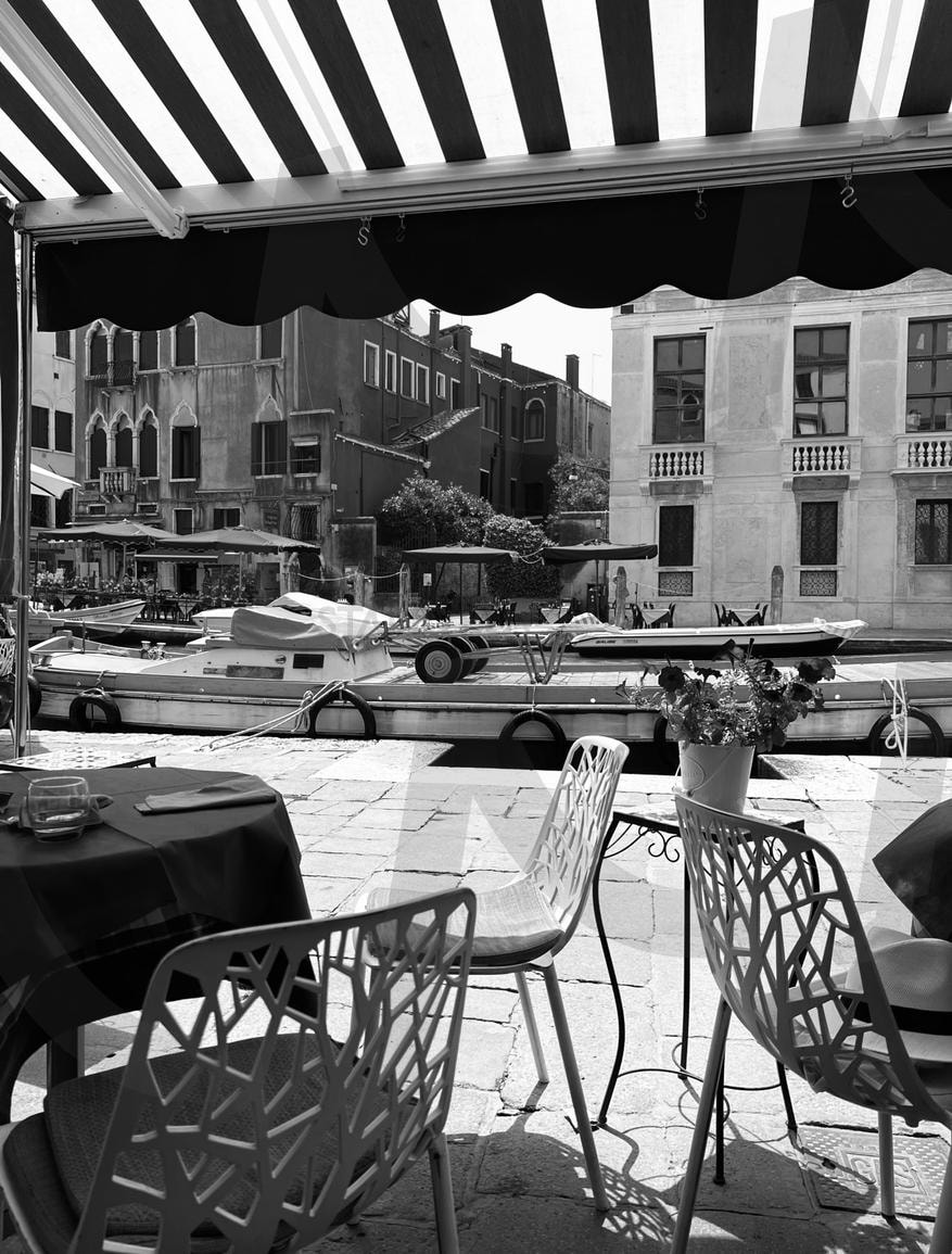 이탈리아 베네치아 어느 한 식당 흑백 | 흑백, 사진, 흑백사진, 유럽, 여행, 이탈리아, 베네치아, 베니스, 유럽여행, 풍경, 풍경사진, 배경, 배경화면, 분위기, 무드, 낭만, 식당, 음식, 고화질, 감성, 감성사진, 건축, 건물 | 스탠바이 STANDBUY 디지털 콘텐츠