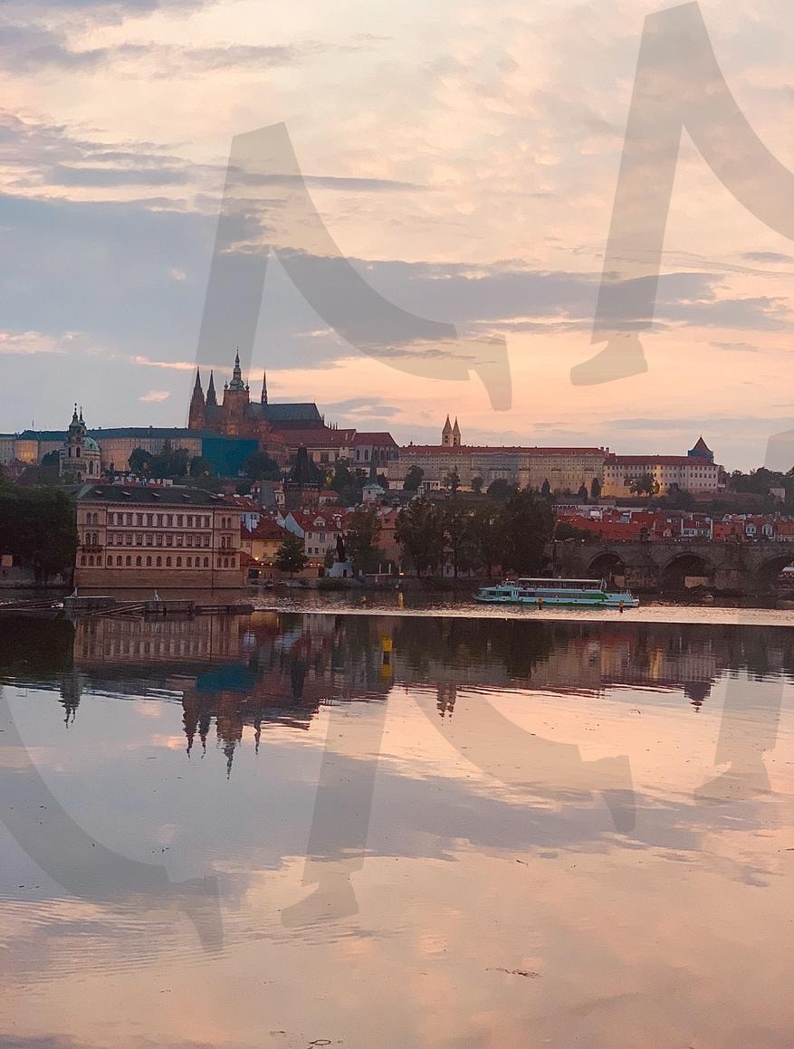 체코 프라하 프라하성 | 유럽, 유럽여행, 여행, 체코, 프라하, 프라하성, 풍경, 풍경사진, 배경, 배경화면, 건축, 건물, 분위기, 감성, 감성사진, 레퍼런스, 유적, 강, 물, 하늘, 구름 | 스탠바이 STANDBUY 디지털 콘텐츠
