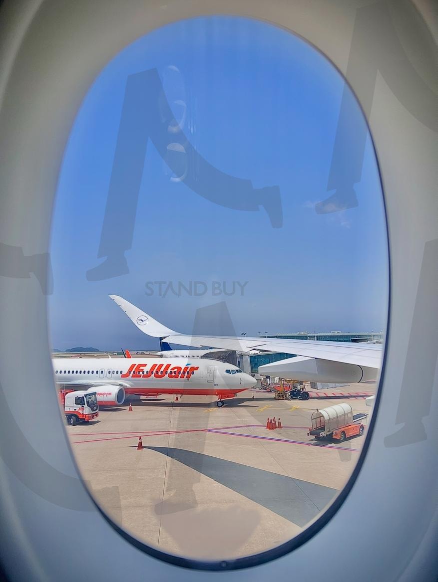 비행기 안에서의 제주비행기 | 비행기, 비행기 안, 항공기, 항공, 풍경, 풍경사진, 여름, 무드, 분위기, 감성, 감성사진, 레퍼런스, 고화질, 여행, 낭만, 컬러 | 스탠바이 STANDBUY 디지털 콘텐츠