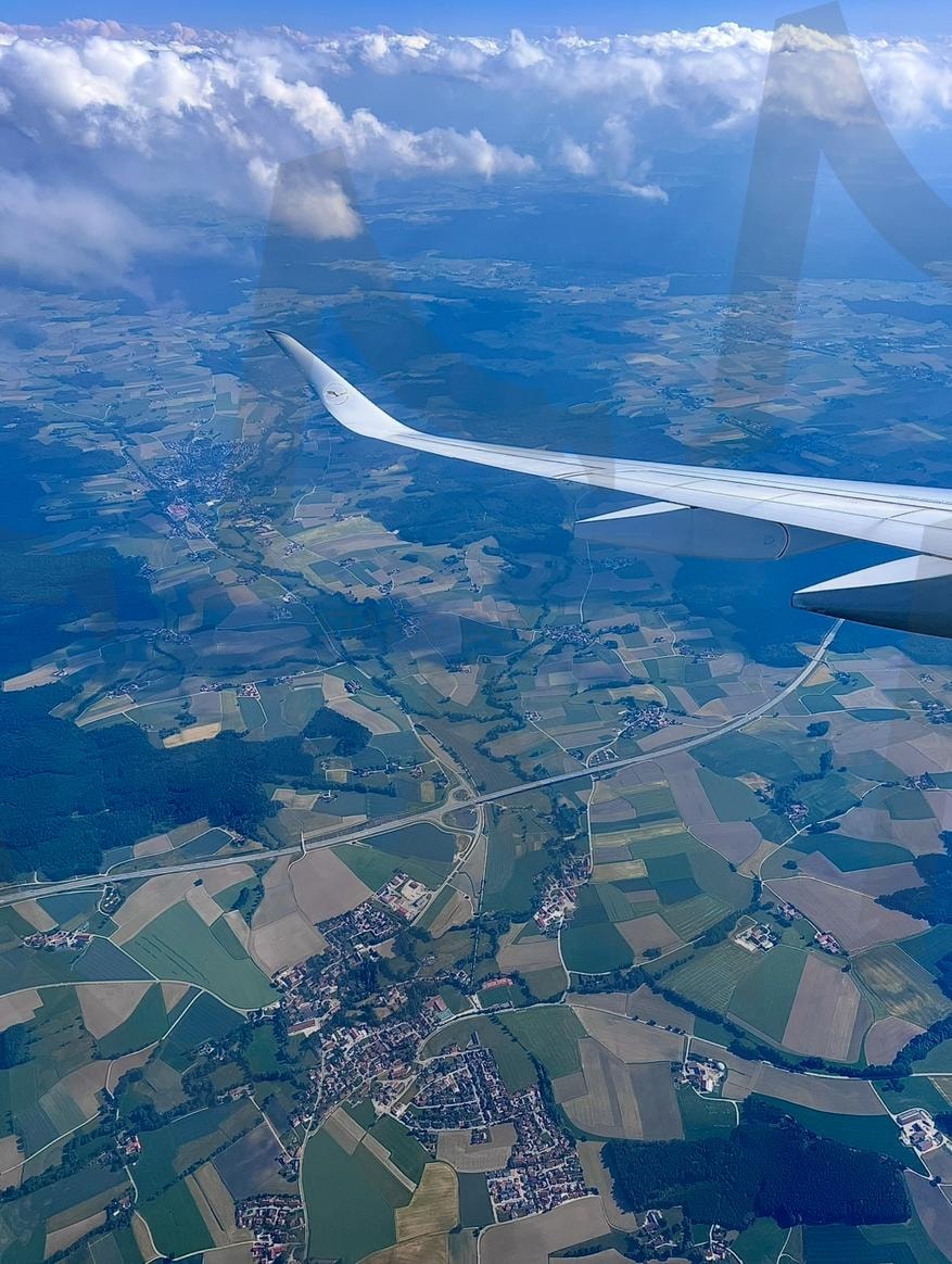 비행기 안 2. 컬러 | 비행기, 비행기 안, 풍경, 풍경사진, 배경, 배경화면, 여행, 여름, 감성, 감성사진, 분위기, 무드, 도시, 시티뷰, 레퍼런스, 하늘, 구름, 하늘사진 | 스탠바이 STANDBUY 디지털 콘텐츠