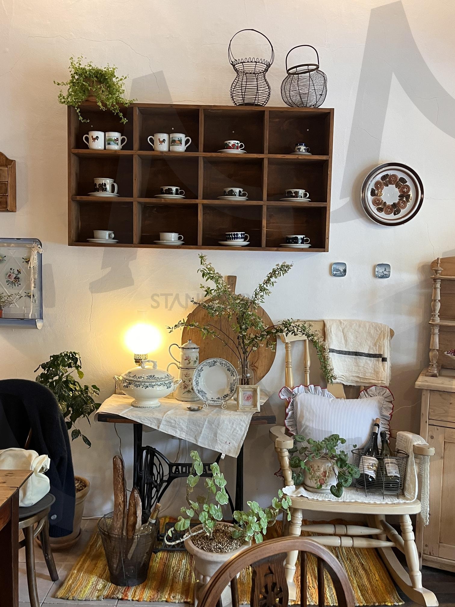 접시 장식장과 and | 카페, 인테리어, 접시, 유럽풍, 따뜻한 | 스탠바이 STANDBUY 디지털 콘텐츠