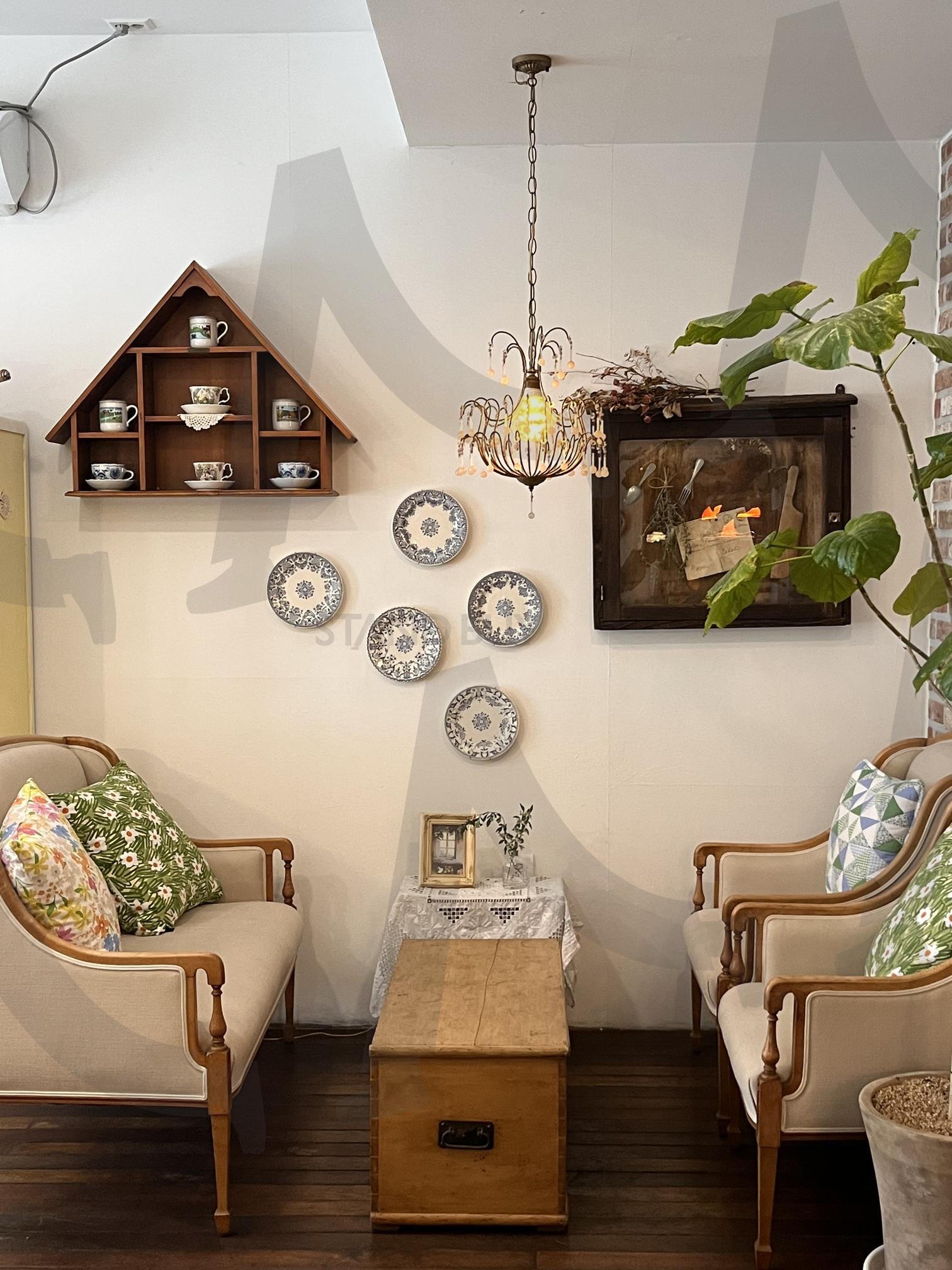 아기자기한 카페인테리어 | 인테리어, 인테리어 엔틱, 따뜻한 분위기, 카페, 베이지한 | 스탠바이 STANDBUY 디지털 콘텐츠