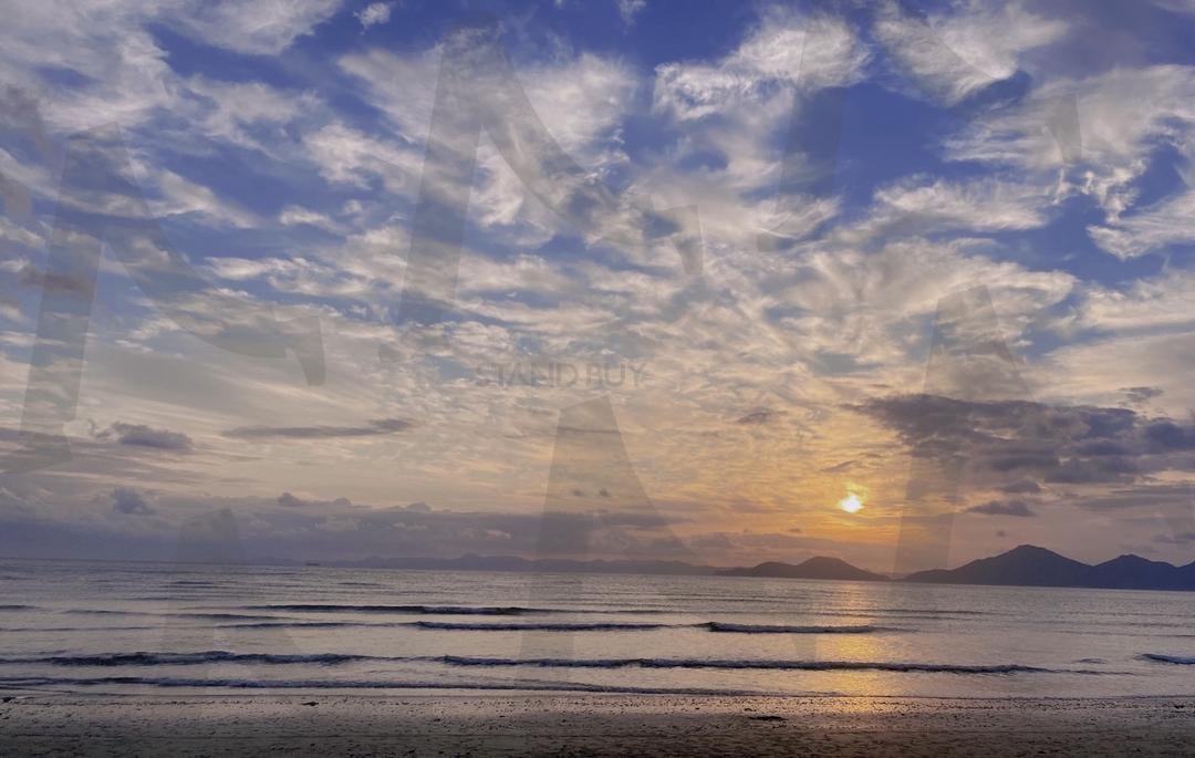 다대포 해수욕장의 황금빛 노을 | 다대포해수욕장, 노을, 해변풍경, 바다, 저녁노을, 자연의 아름다움, 황금빛하늘, 평화로운풍경 | 스탠바이 STANDBUY 디지털 콘텐츠