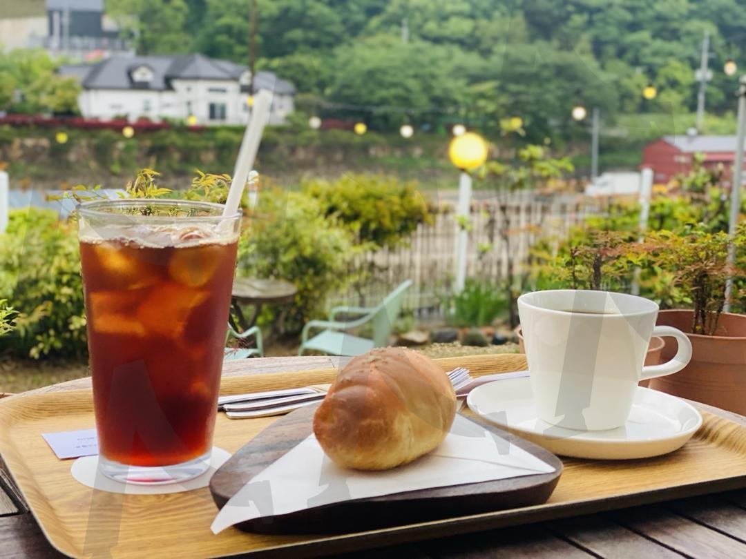 커피와 디저트 | 아이스아메리카노, 크로와상, 카페브레이크, 여유, 디저트, 차분한분위기 | 스탠바이 STANDBUY 디지털 콘텐츠