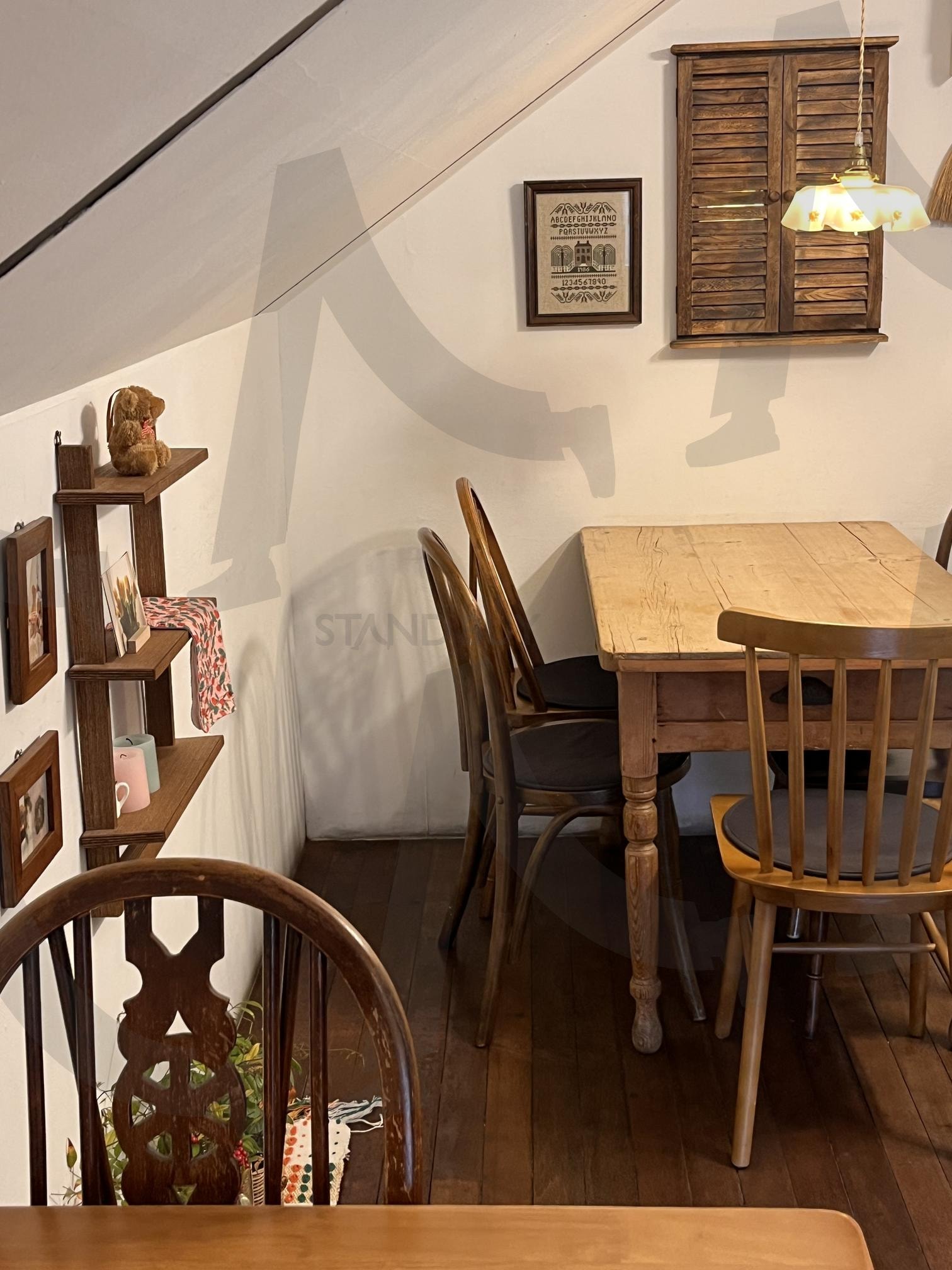 카페 테이블 | 브런치 카페 인테리어, 카페, 테이블, 우드테이블, 따뜻한 | 스탠바이 STANDBUY 디지털 콘텐츠