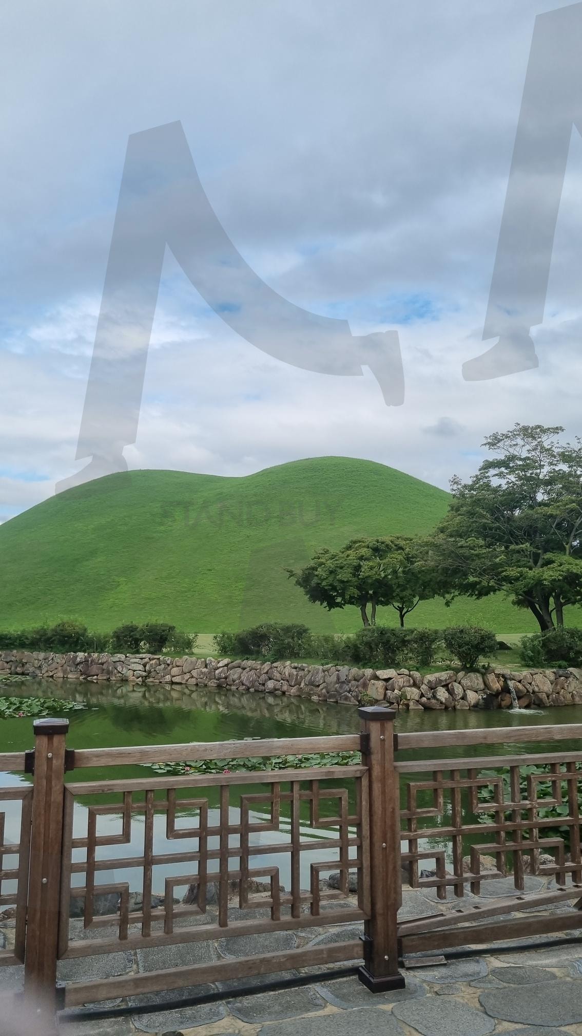 천마총 | Green, hill, peace, history, calm, breeze, nature, sky, silence, heritage, fresh, ancient, stillness, soft light, Walk, clouds, timeless, earthy, solitude, landscape | 스탠바이 STANDBUY 디지털 콘텐츠