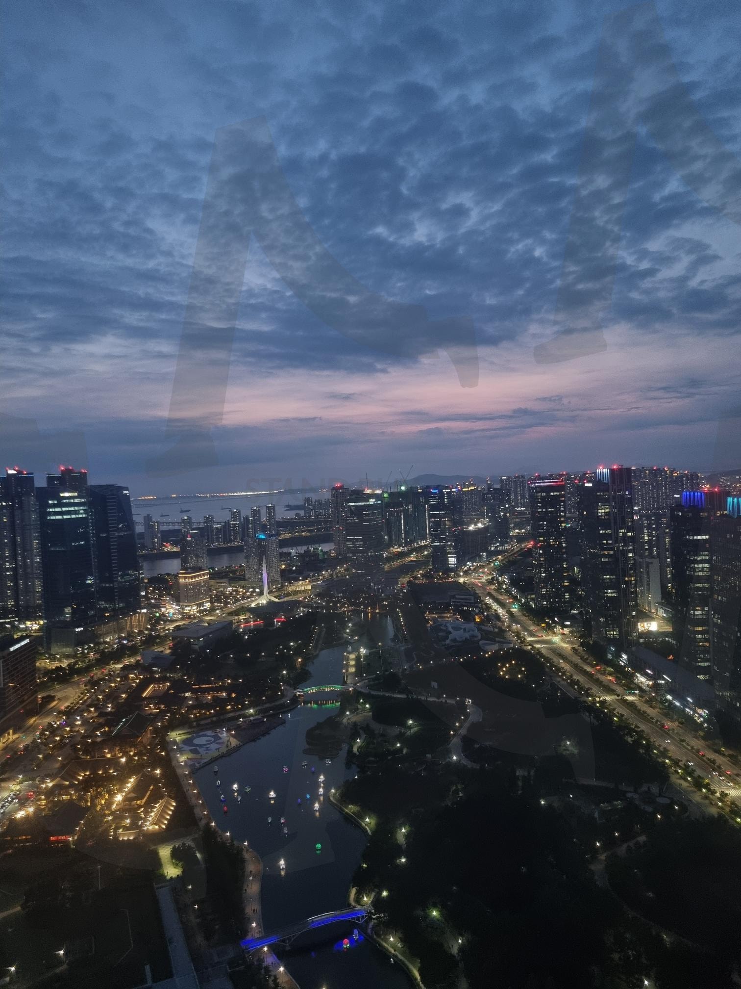 송도 Songdo | Twilight, dusk, skyline, Serenity, City Lights, calm evening, reflection, soft glow, fading sunlight, urban romance, peaceful, dreamy hues, gentle transition, nightfall, pastel sky | 스탠바이 STANDBUY 디지털 콘텐츠