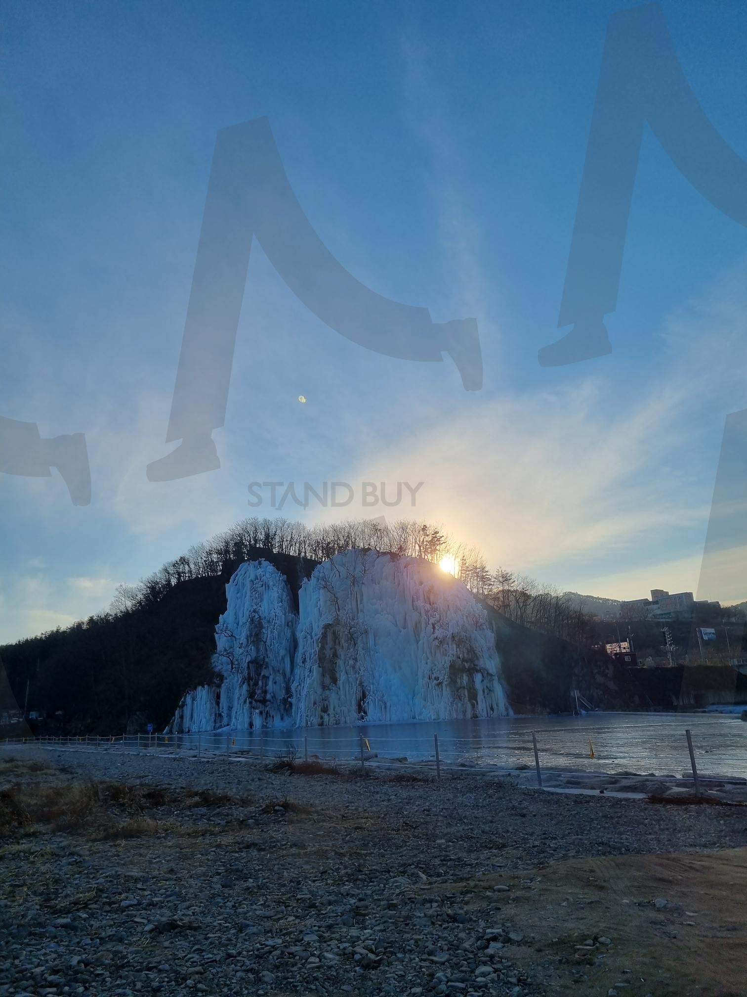 청송 얼음 폭포Cheongsong Ice Falls | frozen stillness, winter dusk, icy cliffs, golden hour, frozen waterfall, serene chill, twilight frost, wintry silence, radiant ice, crisp air, quiet majesty, fading warmth | 스탠바이 STANDBUY 디지털 콘텐츠