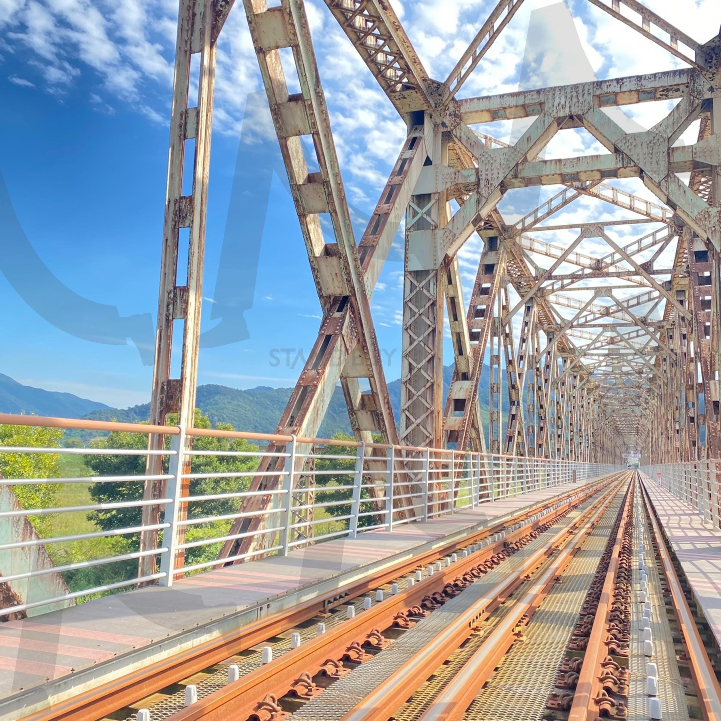 끝이 보이지 않는 철교 위 | 김해, 레일파크, 낙동강, 봄, 여름, 가을, 여행, 국내, 경상남도, 철교, 기차 | 스탠바이 STANDBUY 디지털 콘텐츠