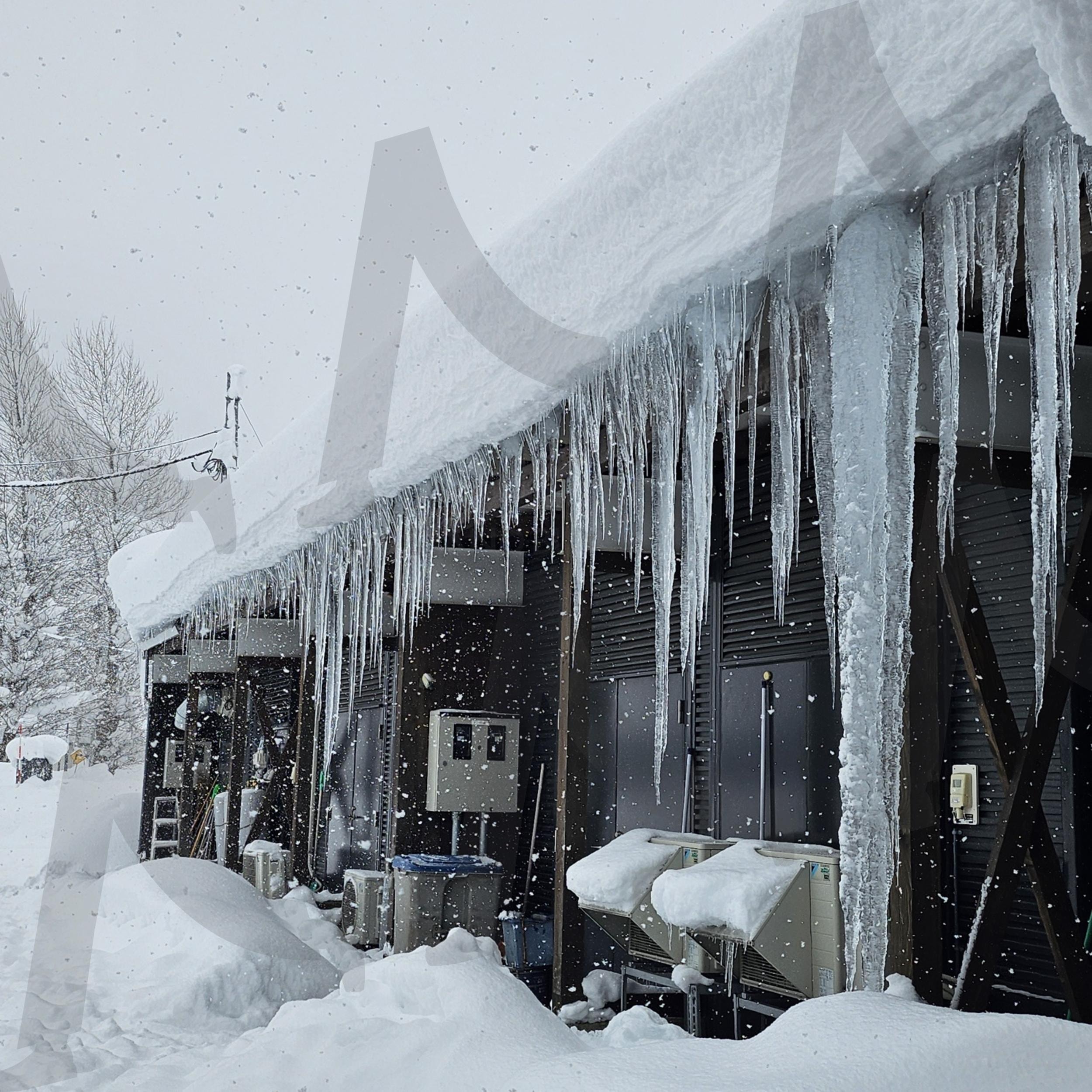 두터운 눈과 길게 늘어진 고드름 | 고드름, 일본, 신삿포로, 여행, 눈, 휴게소, 지붕, 풍경, 마을, 눈송이 | 스탠바이 STANDBUY 디지털 콘텐츠