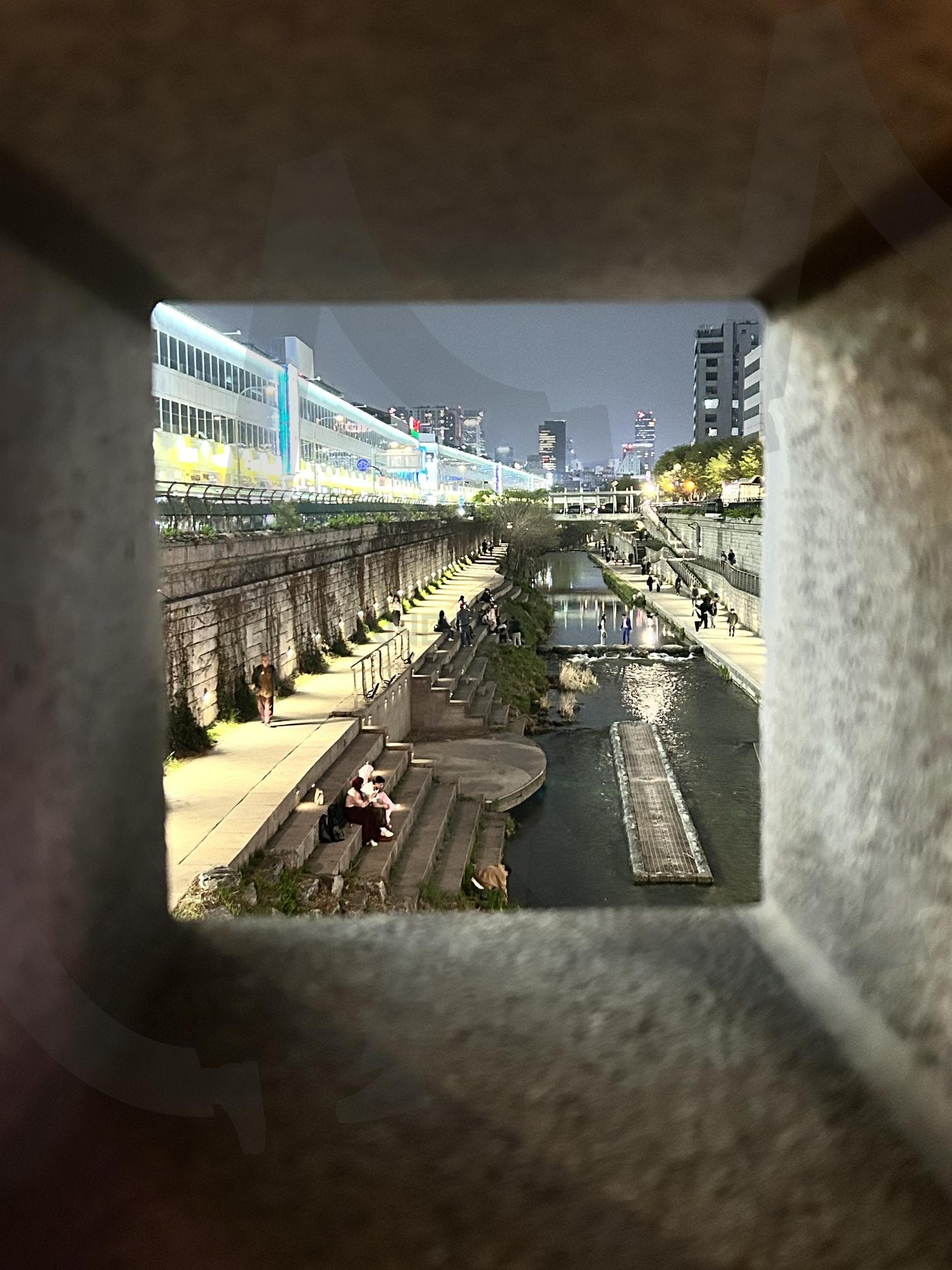 다른 시각의 청계천 | 액자, 천, 밤, 산책, 청계천, 하천, 을지로, 종로, 동대문 | 스탠바이 STANDBUY 디지털 콘텐츠