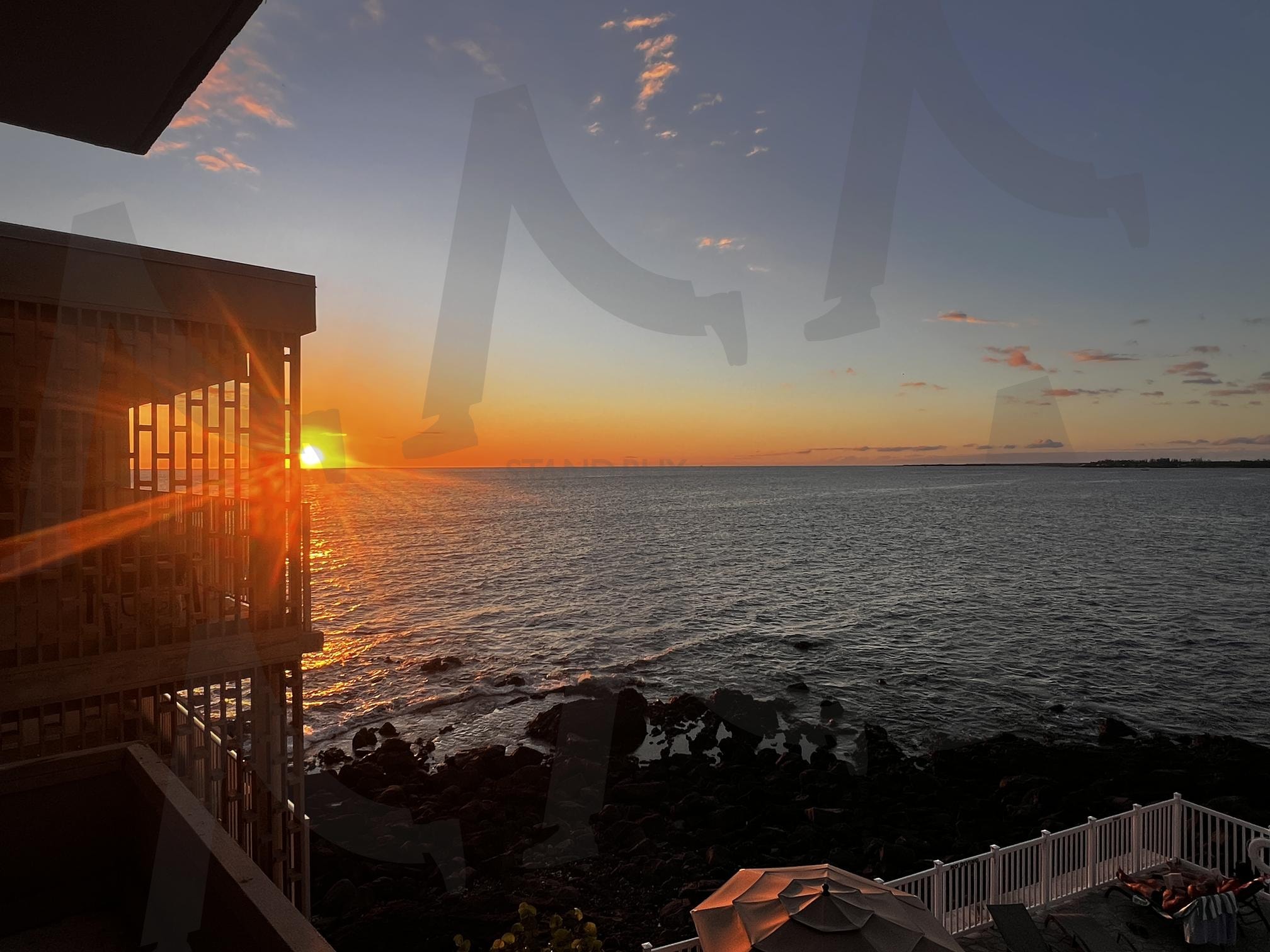 해변가 건물에서 바라본 일몰 | 일몰, 석양, 해변, 건물, 바다, 하늘, 붉은색, 자연, 풍경, 발코니 | 스탠바이 STANDBUY 디지털 콘텐츠