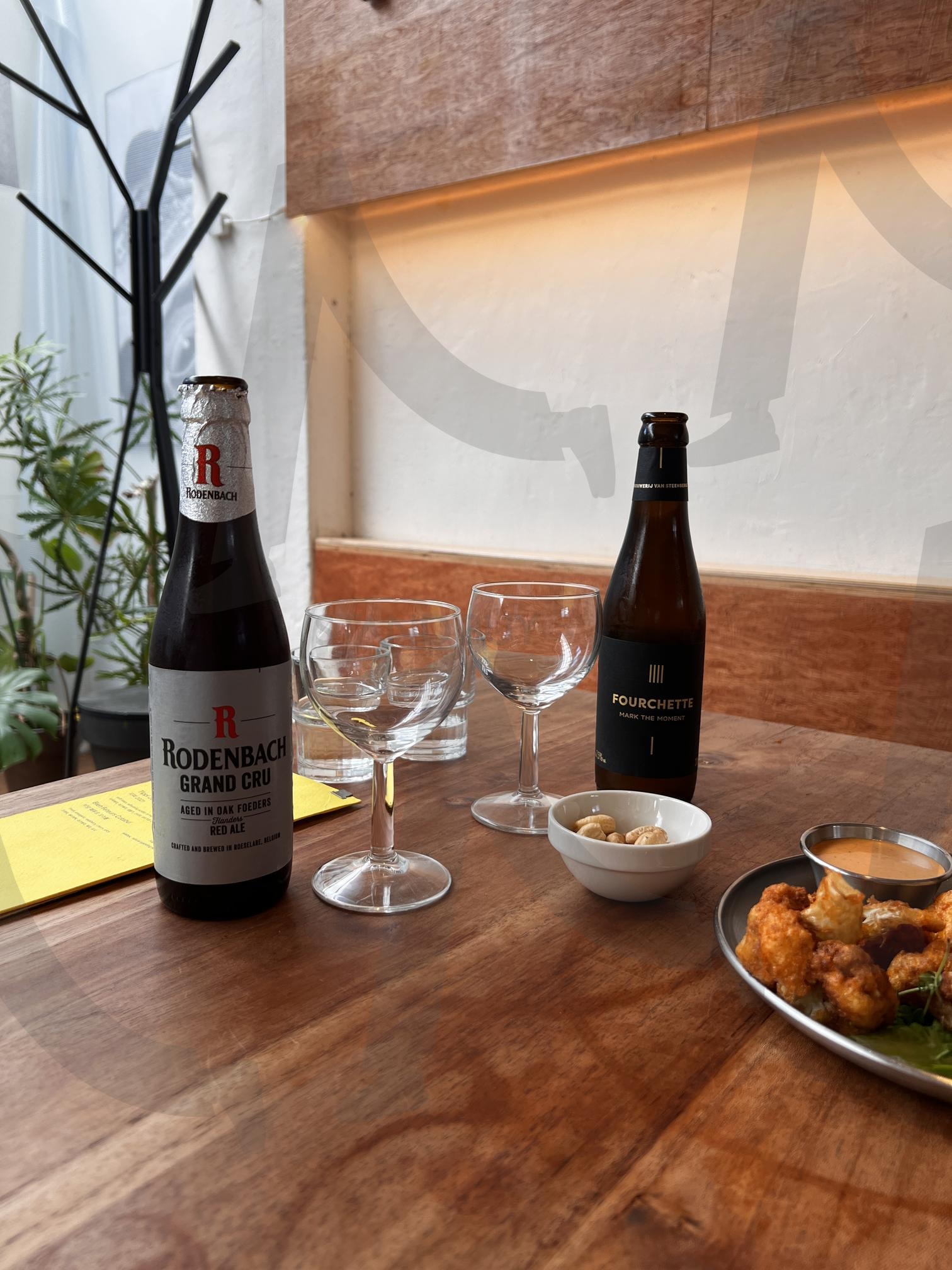 맥주 두 병과 안주가 놓인 나무 테이블 | 맥주, 로덴바흐, 포르체트, 와인잔, 견과류, 튀김, 안주, 테이블, 나무, 술, 음료 | 스탠바이 STANDBUY 디지털 콘텐츠