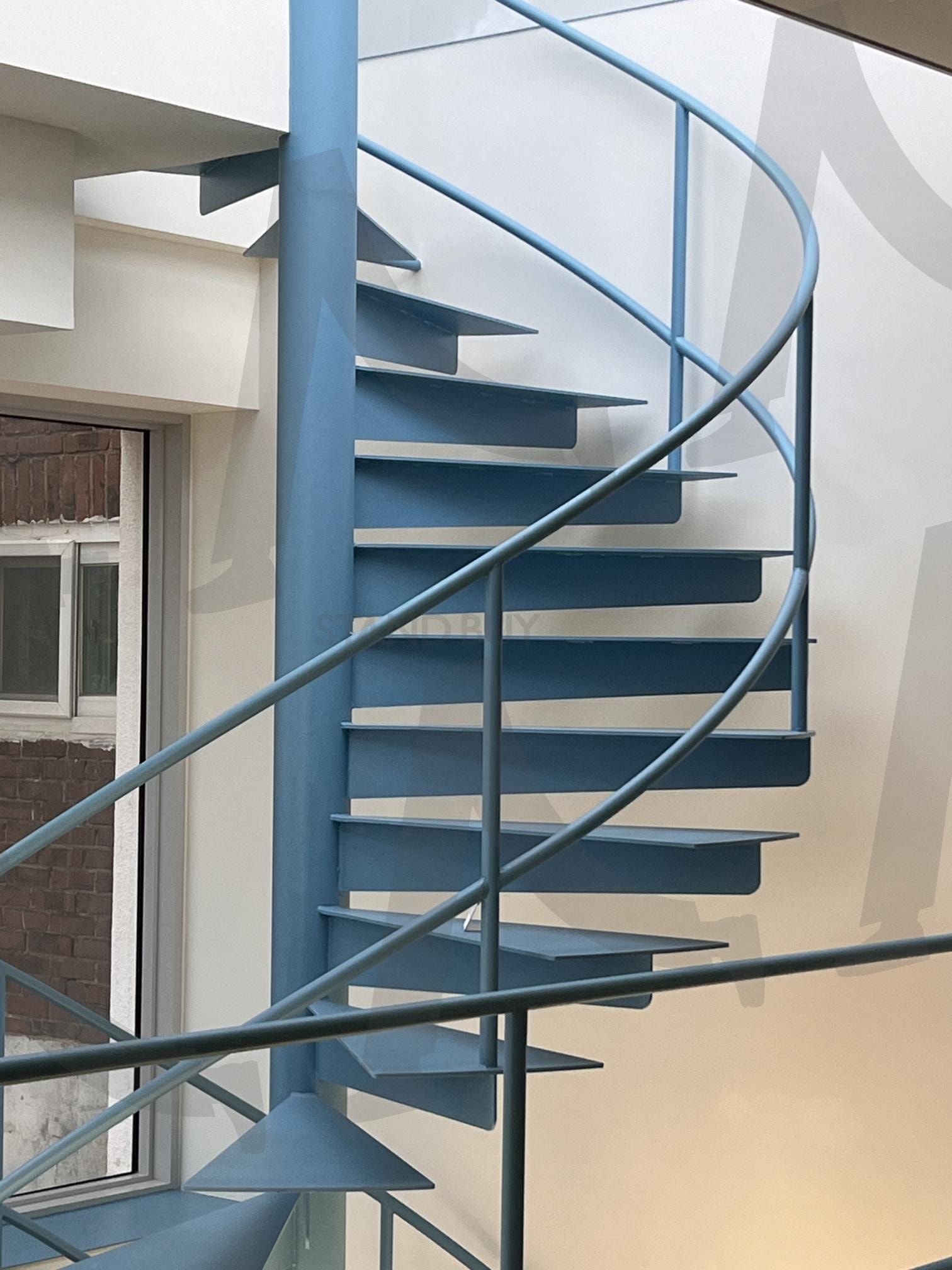 밝은 파란색의 나선형 계단 | 나선형 계단, 계단, 파란색, 금속, 건축, 실내, 디자인, 곡선, 현대, 밝은 | 스탠바이 STANDBUY 디지털 콘텐츠