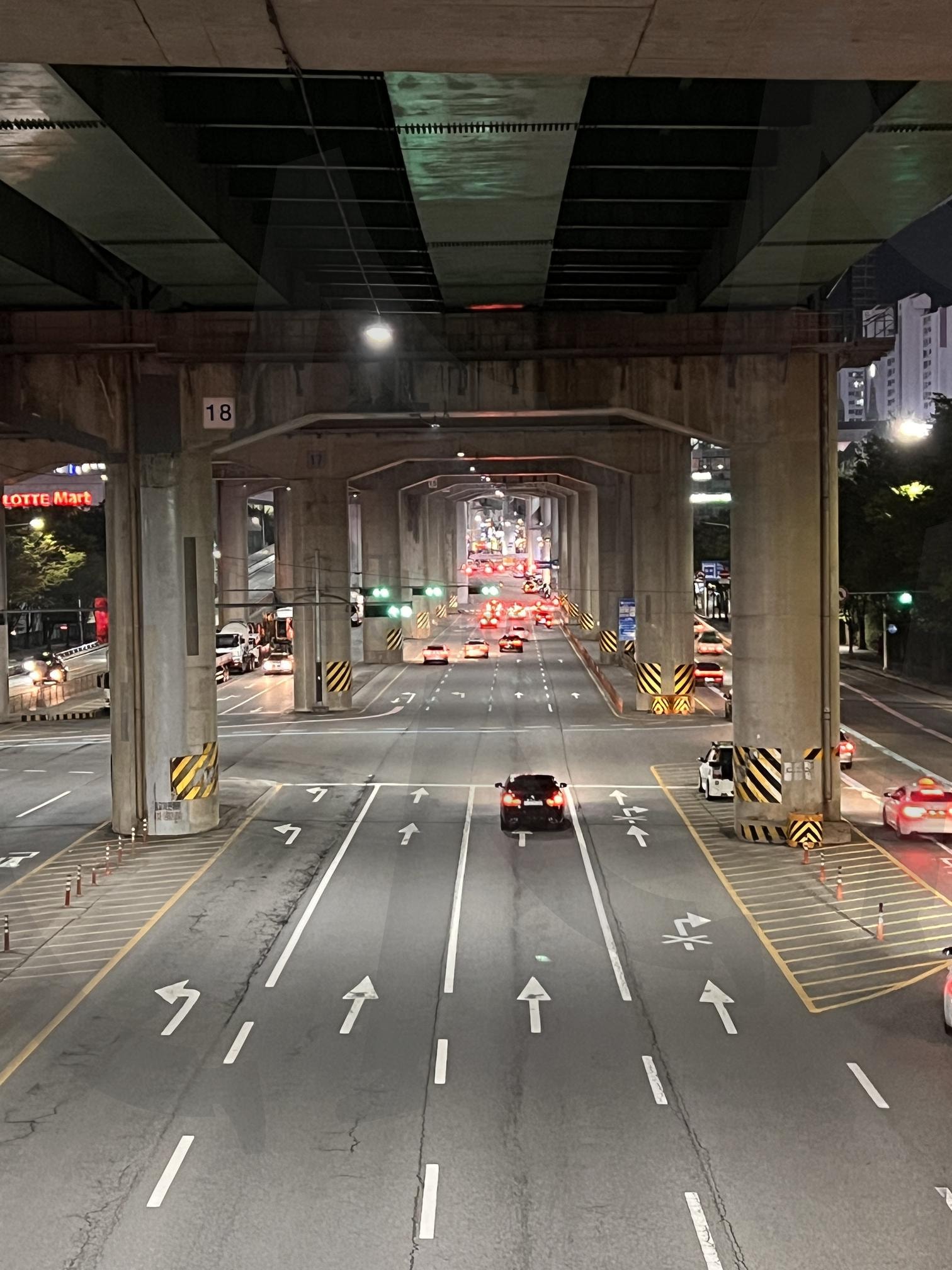 밤의 고가도로 아래 도로와 차량들 | 고가도로, 도로, 자동차, 밤, 야경, 교통, 불빛, 차선, 표지판, 도시 | 스탠바이 STANDBUY 디지털 콘텐츠