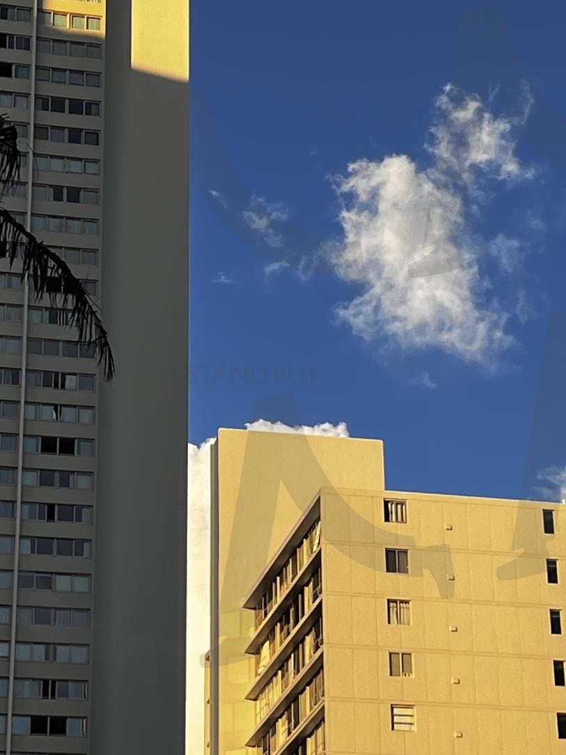 도시의 건물과 푸른 하늘 | 건물, 도시, 하늘, 푸른색, 구름, 햇빛, 창문, 건축, 고층, 현대 | 스탠바이 STANDBUY 디지털 콘텐츠