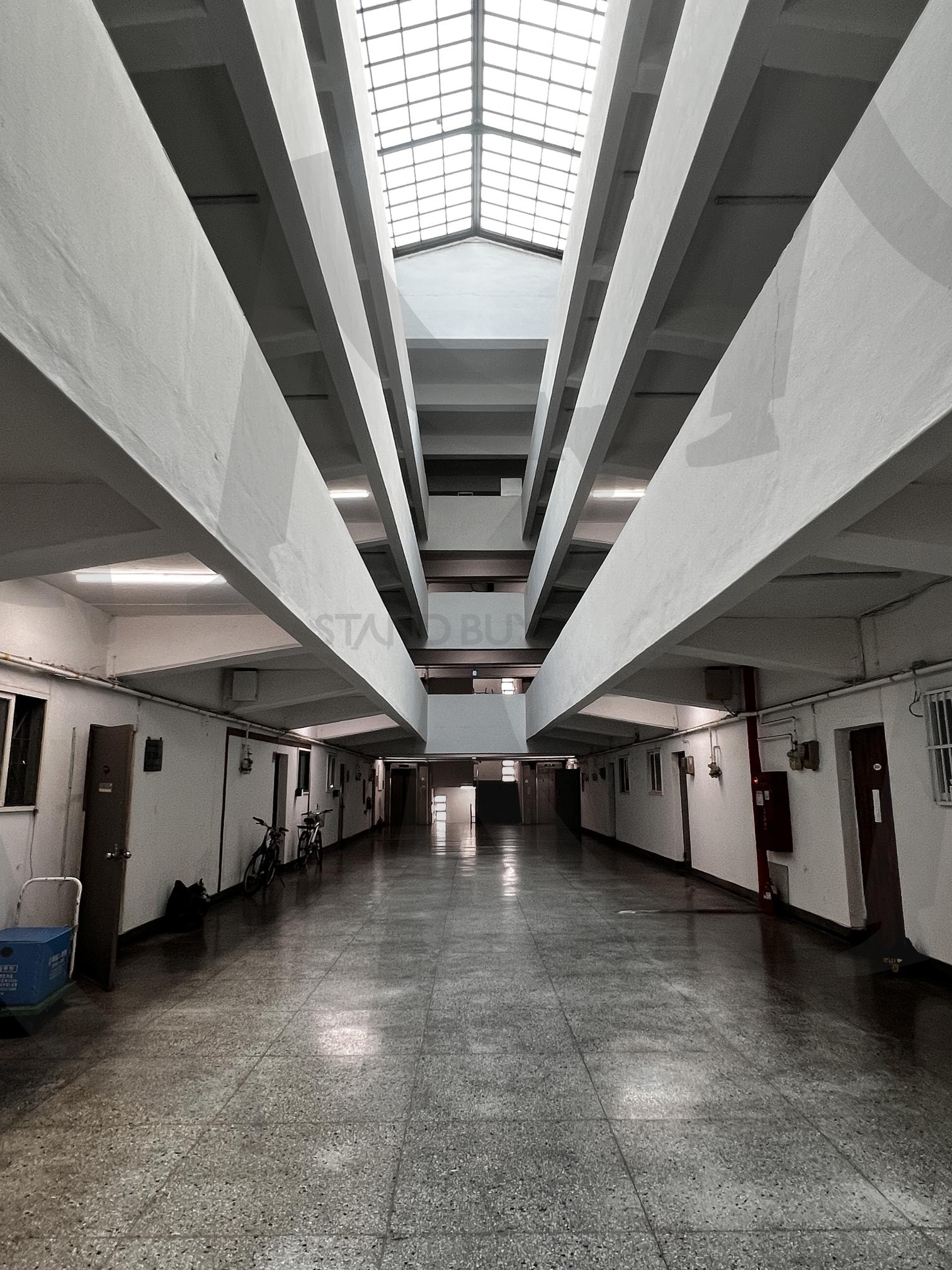 천창이 있는 긴 복도와 양쪽의 문들 | 복도, 실내, 건물, 천창, 자연광, 문, 회색, 흰색, 긴, 건축 | 스탠바이 STANDBUY 디지털 콘텐츠