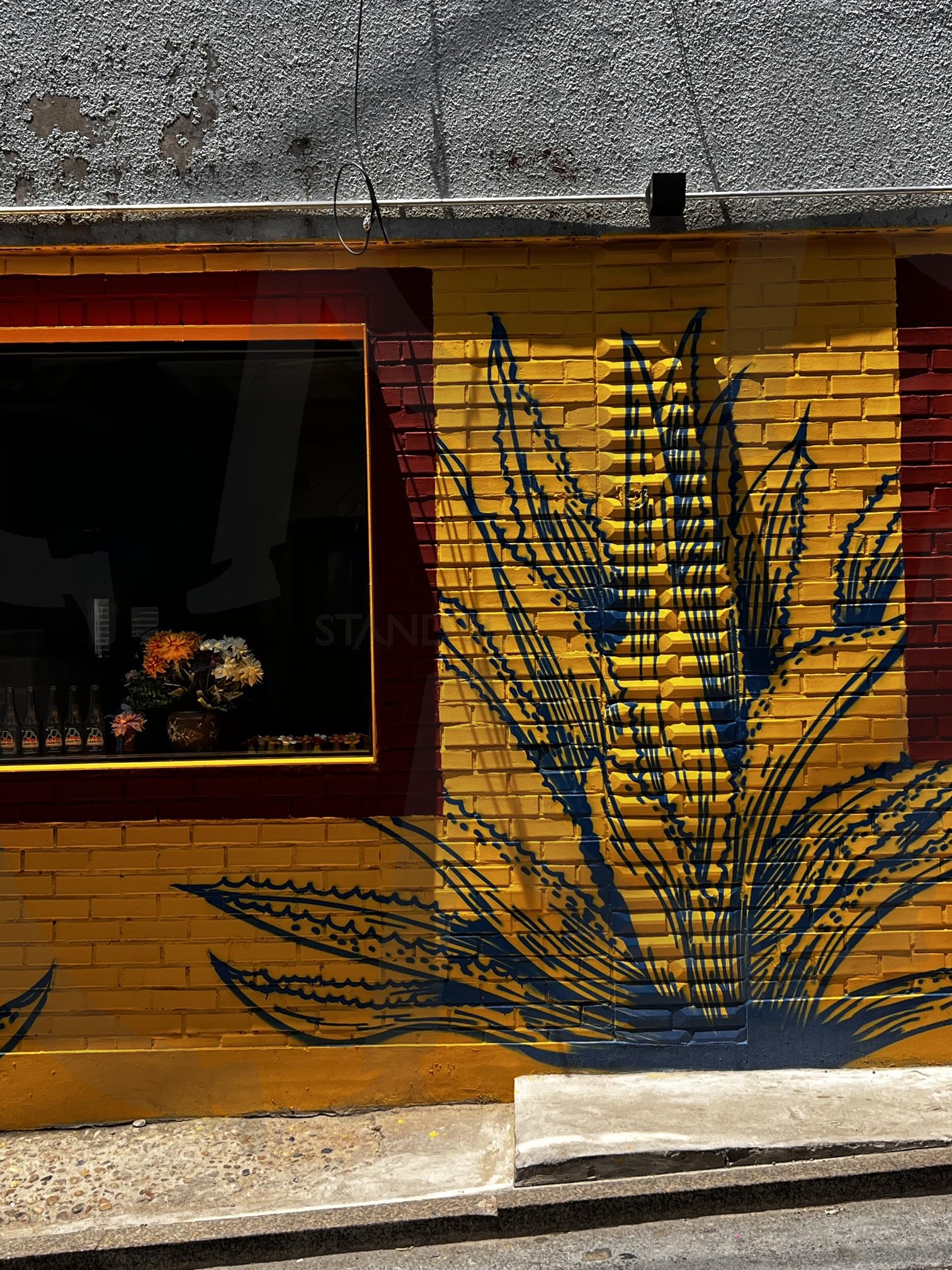 노란 벽돌 건물에 그려진 푸른색 식물 벽화 | 벽화, 식물, 노란색 벽돌, 푸른색, 건물, 외부, 예술, 그림, 창문, 거리 예술 | 스탠바이 STANDBUY 디지털 콘텐츠