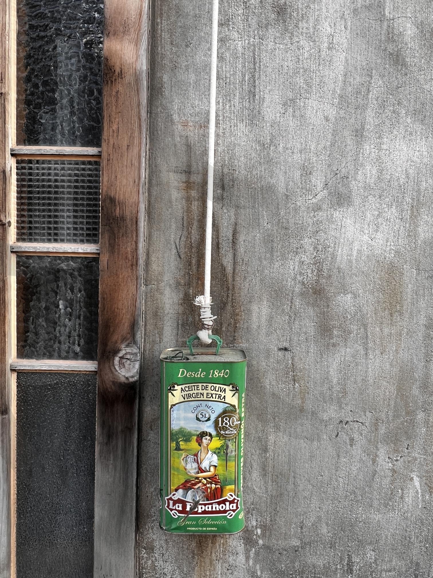 벽에 매달린 라 에스파뇰라 엑스트라 버진 올리브 오일 캔 | 리브 오일, 라 에스파뇰라, 엑스트라 버진, 캔, 기름, 스페인, 수입, 식용유, 빈티지, 벽, 창문 | 스탠바이 STANDBUY 디지털 콘텐츠