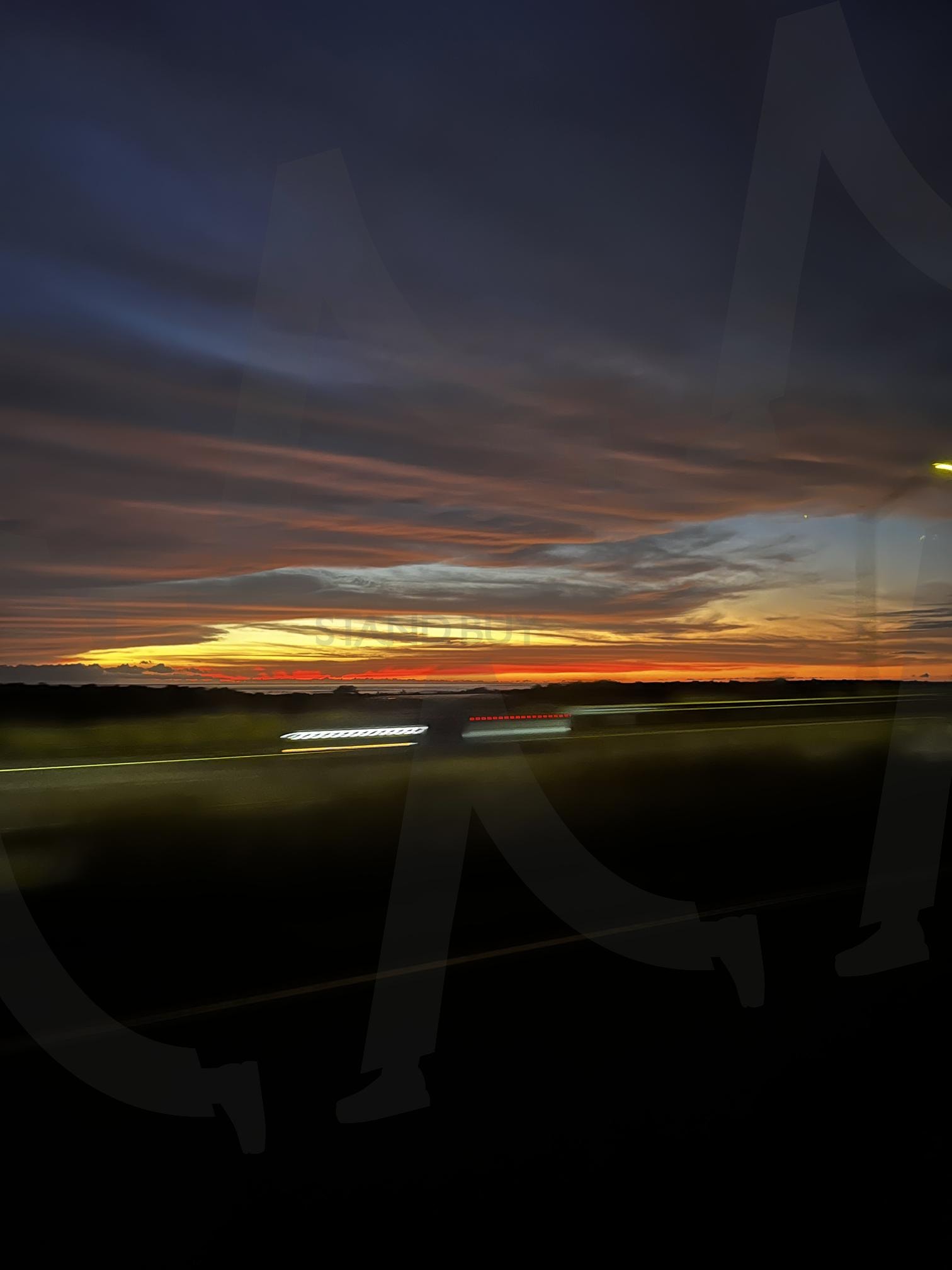 해 질 녘 도로 위 풍경 | 해 질 녘, 도로, 자동차 불빛, 야경, 노을 | 스탠바이 STANDBUY 디지털 콘텐츠