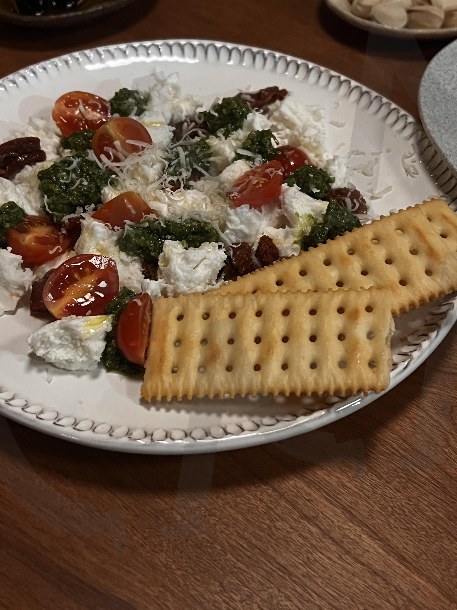 모짜렐라 치즈 샐러드와 크래커 | 모짜렐라 치즈, 샐러드, 방울토마토, 바질 페스토, 말린 토마토, 크래커, 음식, 간단한 식사, 이탈리아, 핑거푸드 | 스탠바이 STANDBUY 디지털 콘텐츠