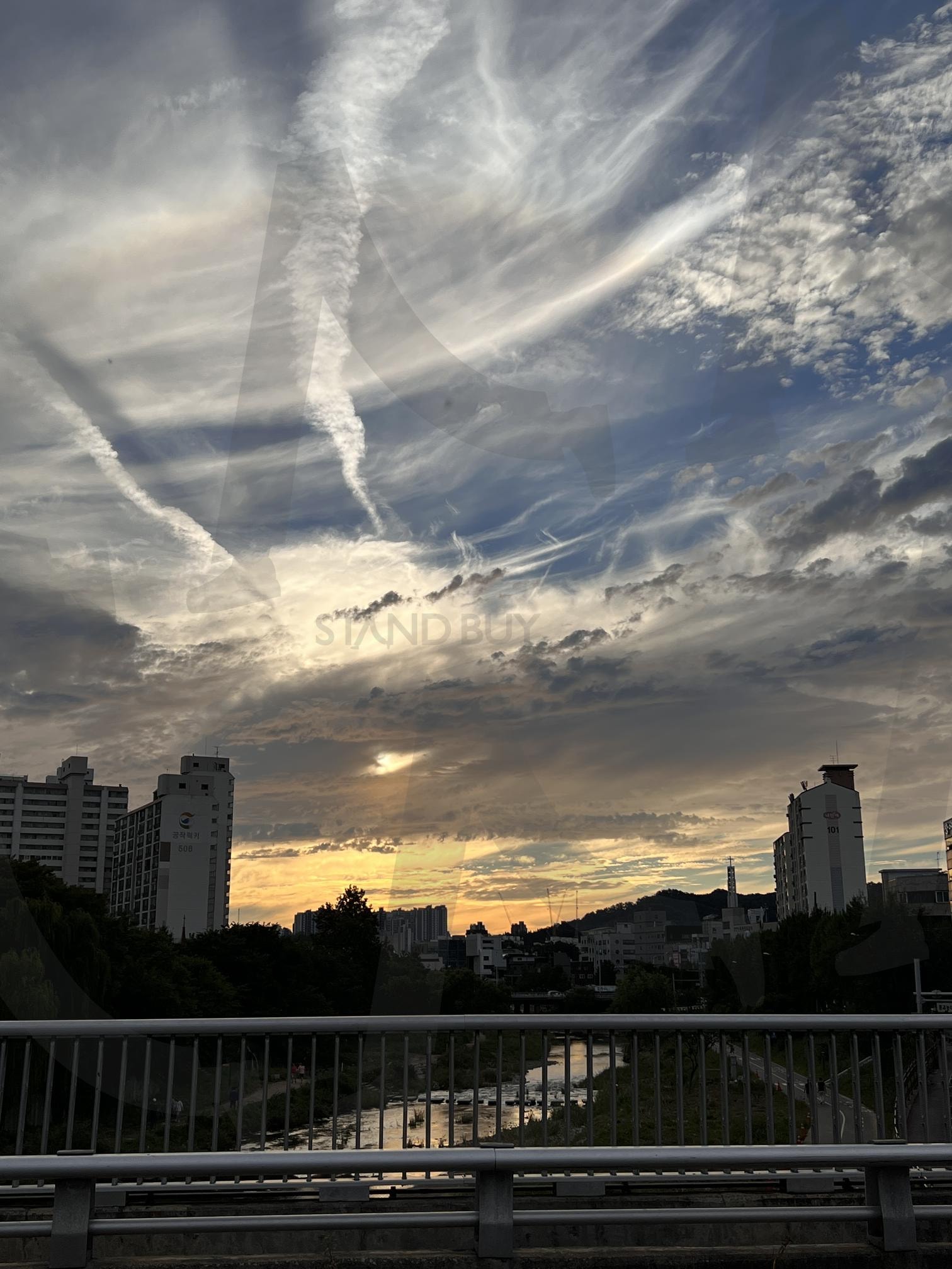 저녁 노을 아래 도시와 강, 독특한 구름 | 저녁 노을, 하늘, 구름, 비행기 구름, 도시, 강, 실루엣, 다리, 풍경, 해 질 녘 | 스탠바이 STANDBUY 디지털 콘텐츠