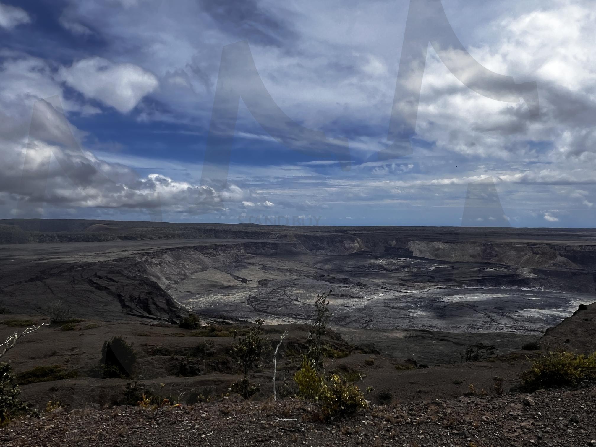 거대한 화산 분화구 풍경 | 화산, 분화구, 용암, 자연, 풍경, 검은색, 하늘, 구름, 웅장함, 지질학 | 스탠바이 STANDBUY 디지털 콘텐츠