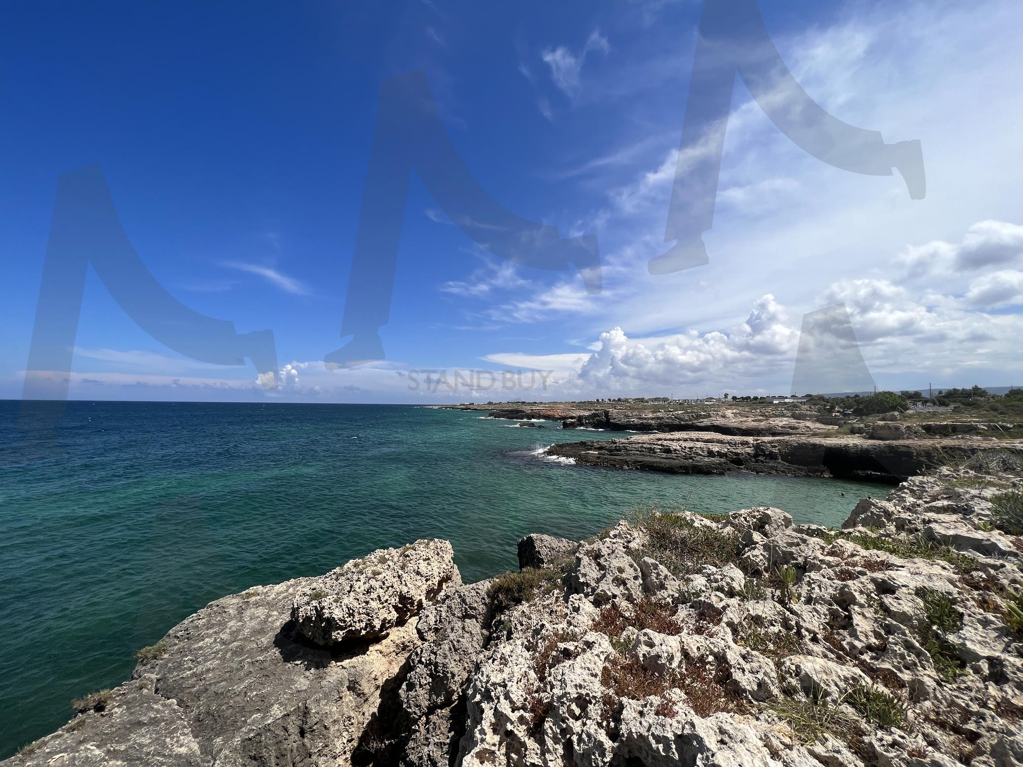 푸른 하늘과 에메랄드빛 바다, 암석 해안 | 바다, 해안, 암석, 하늘, 푸른색, 에메랄드빛, 자연, 풍경, 해변, 여름 | 스탠바이 STANDBUY 디지털 콘텐츠