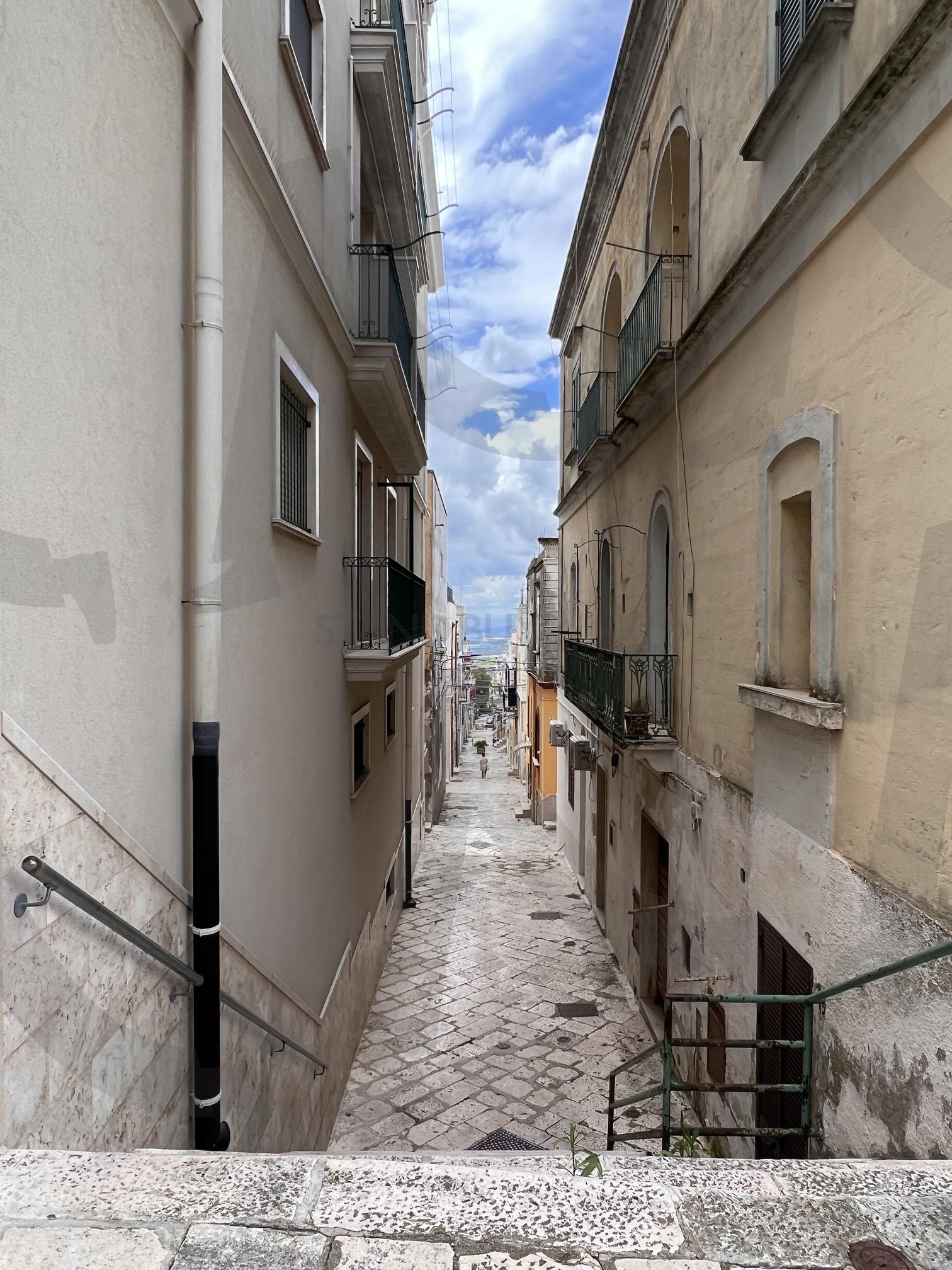 좁은 골목길 사이로 보이는 하늘과 건물들 | 골목길, 좁은 길, 건물, 하늘, 도시, Alley, Narrow street, buildings, sky, city | 스탠바이 STANDBUY 디지털 콘텐츠