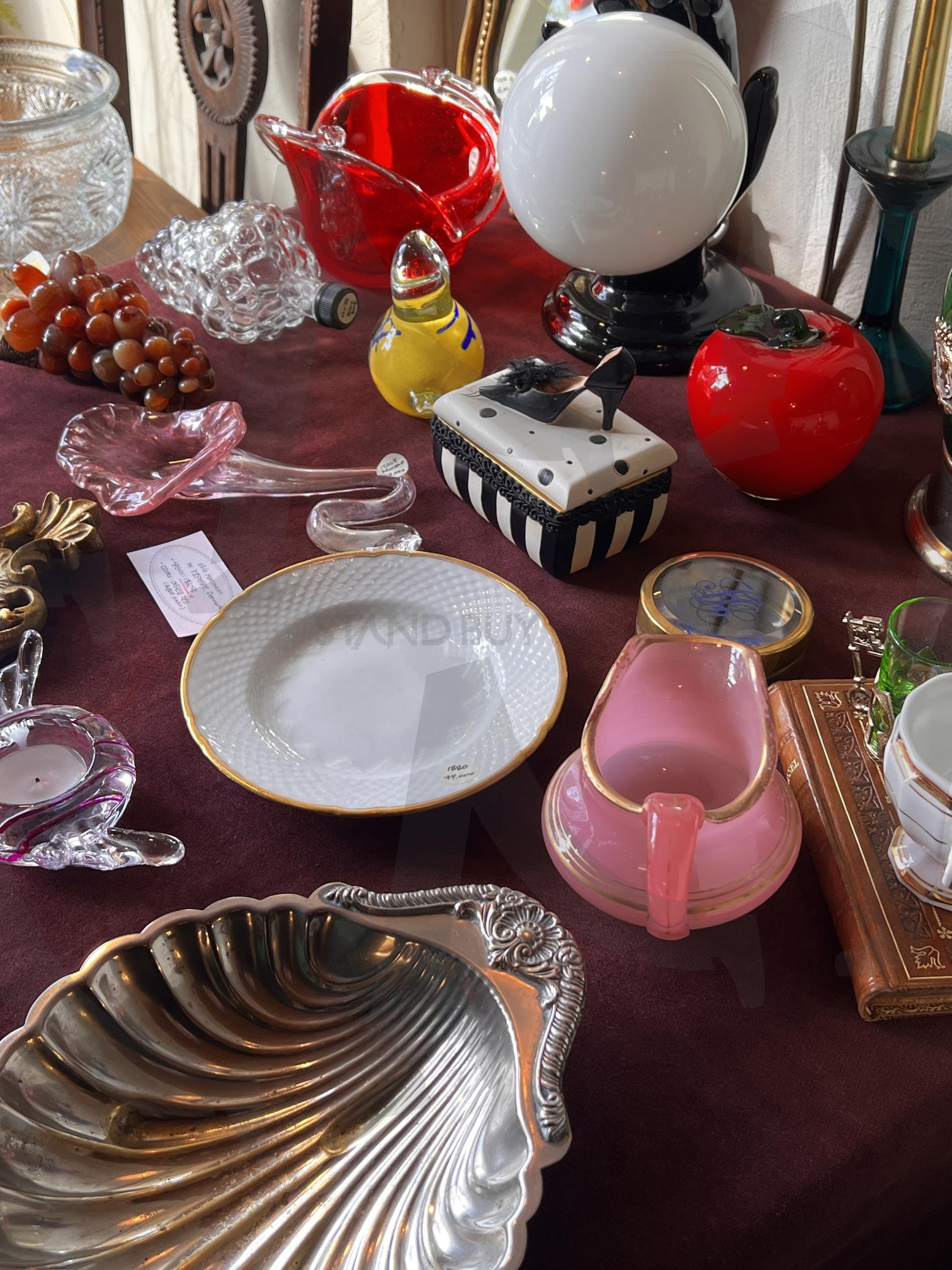 다양한 장식품들이 놓인 테이블 | 장식품, 테이블, 소품, 유리, 도자기, 금속, 인테리어, 수집품, 오브제 | 스탠바이 STANDBUY 디지털 콘텐츠