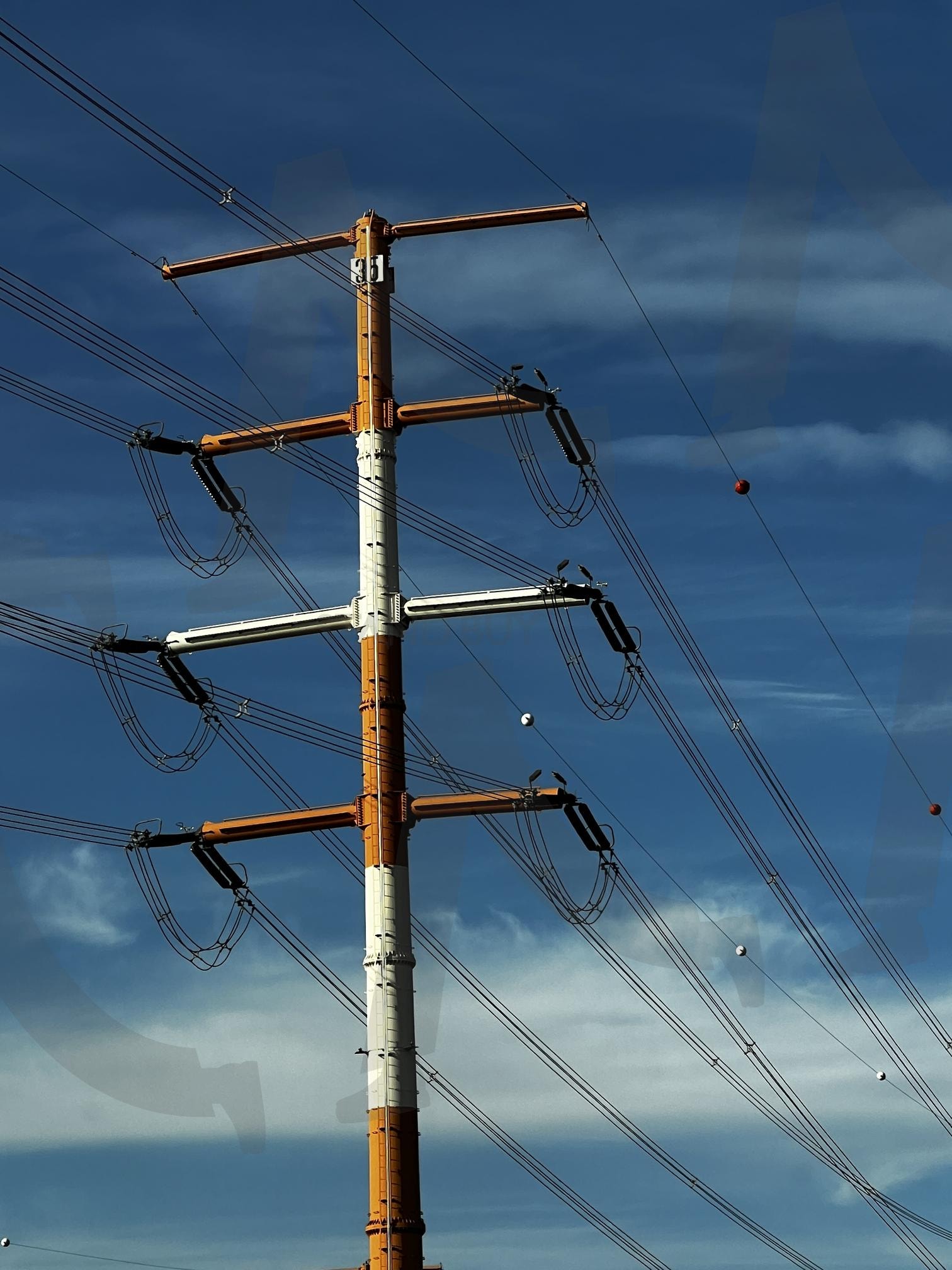 푸른 하늘 아래 흰색과 주황색의 송전탑과 전선 | 송전탑, 전선, 하늘, 푸른색, 흰색, 주황색, 전기, 에너지, 산업, 풍경 | 스탠바이 STANDBUY 디지털 콘텐츠