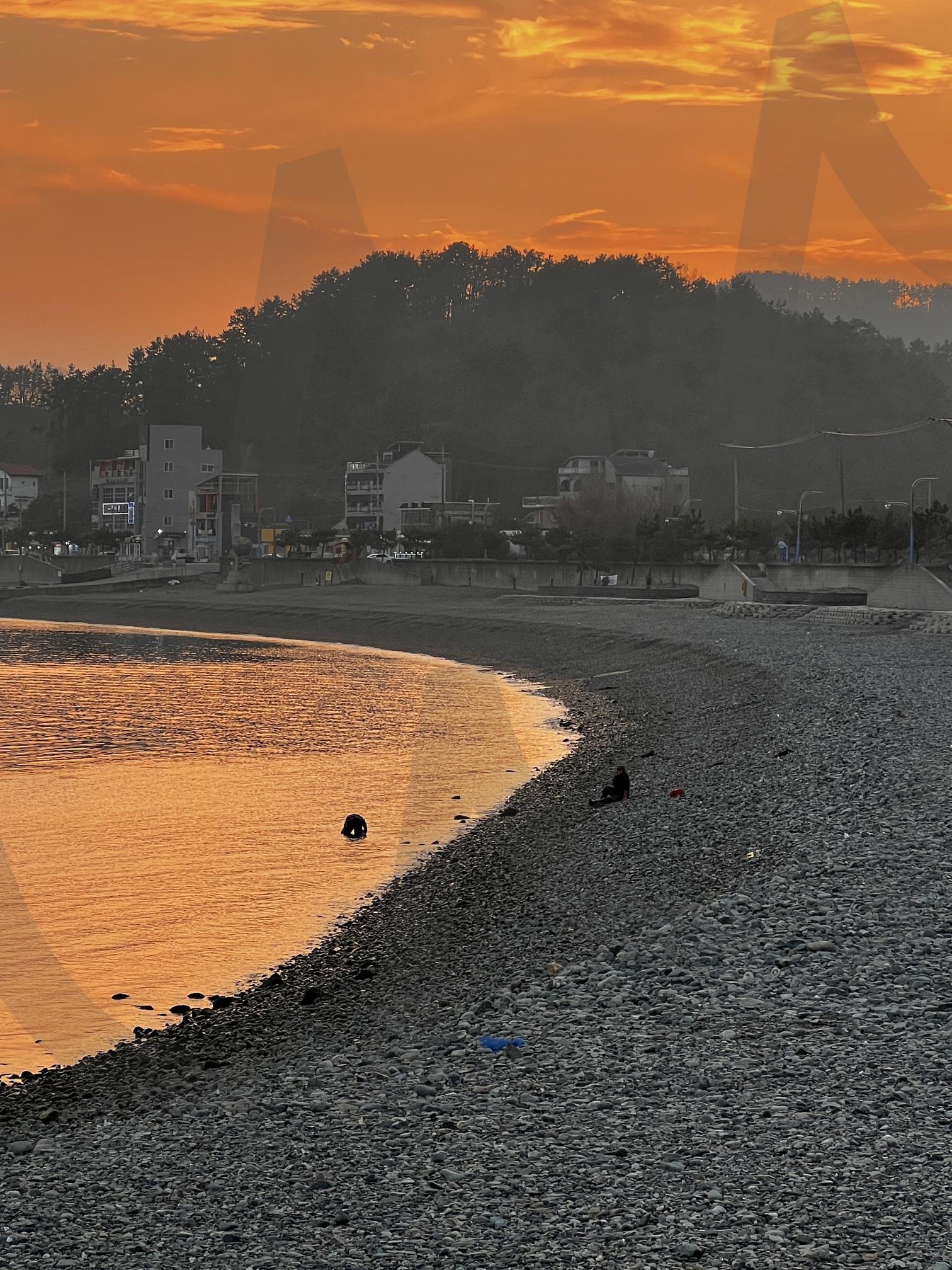 해 질 녘의 돌 해변 풍경 | 해변, 돌 해변, 석양, 노을, 바다, 풍경, 저녁, beach, sunset, sea | 스탠바이 STANDBUY 디지털 콘텐츠
