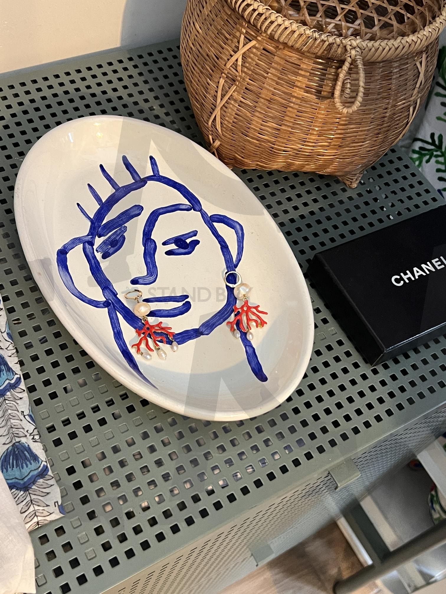 푸른 선으로 얼굴이 그려진 흰색 접시와 귀걸이 | 얼굴 그림 접시, 흰색 접시, 푸른 선, 귀걸이, 산호, 진주, 액세서리, Face drawing plate, white plate, Blue line, Earrings, Coral, Pearl | 스탠바이 STANDBUY 디지털 콘텐츠