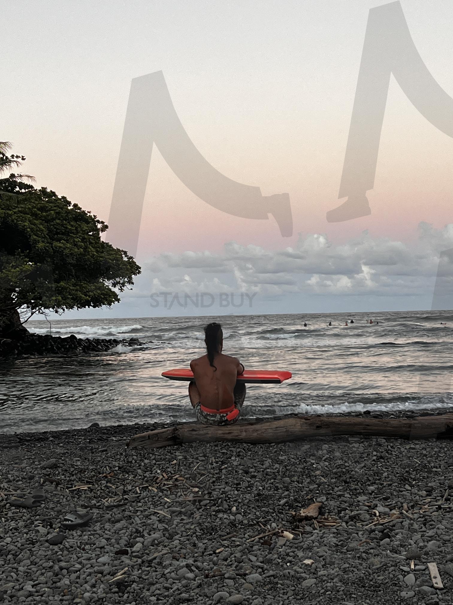 해변에 앉아 바다를 바라보는 사람 | 해변, 조약돌, 바다, 서핑 보드, 사람, 뒷모습, 석양, 평화, 고요, 자연 | 스탠바이 STANDBUY 디지털 콘텐츠