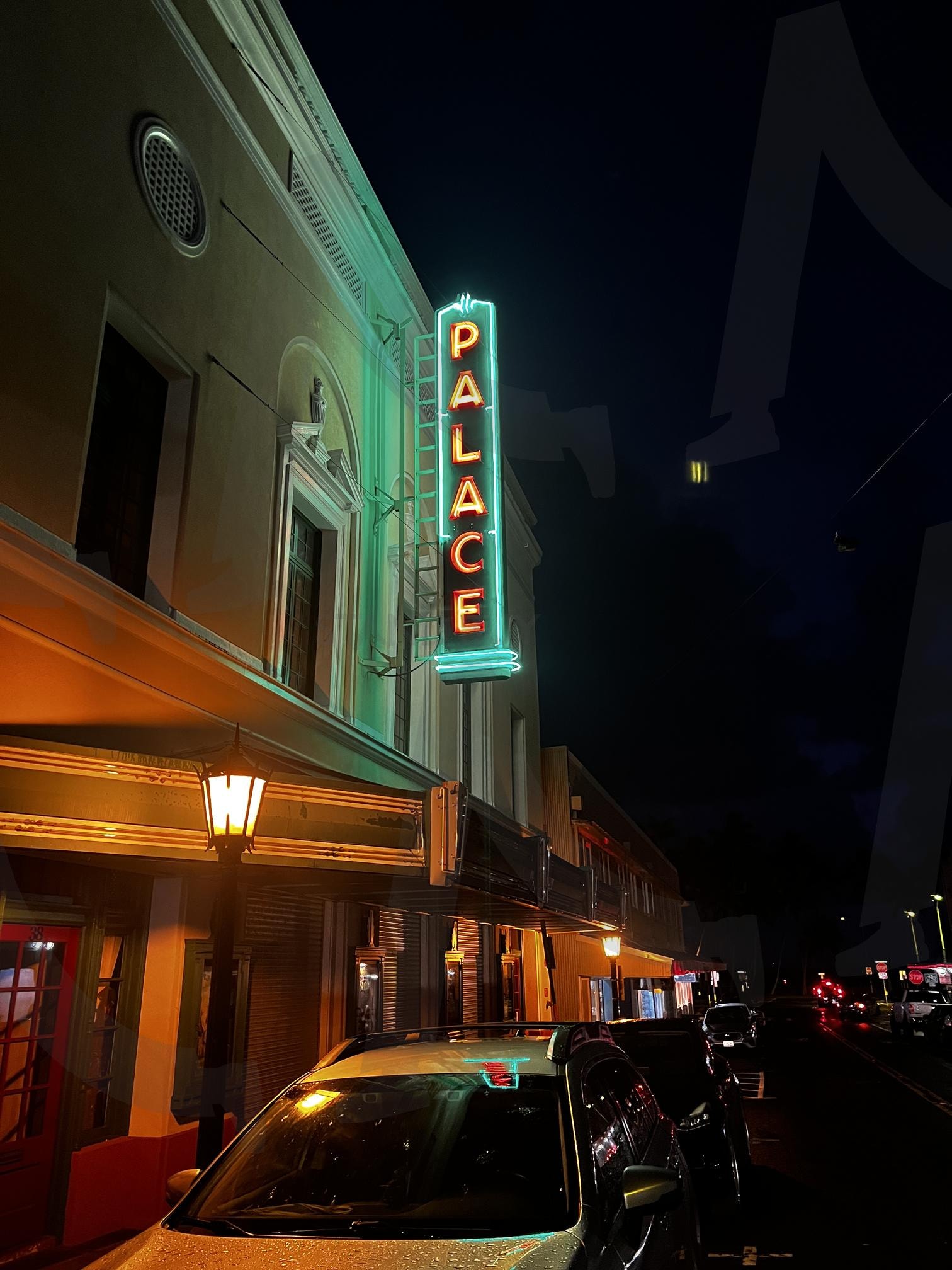 어두운 밤의 팔레스 극장 | 팔레스 극장, 극장, 네온사인, 밤, 조명, 건물, 도시, 간판, 어두움, 차량 불빛 | 스탠바이 STANDBUY 디지털 콘텐츠