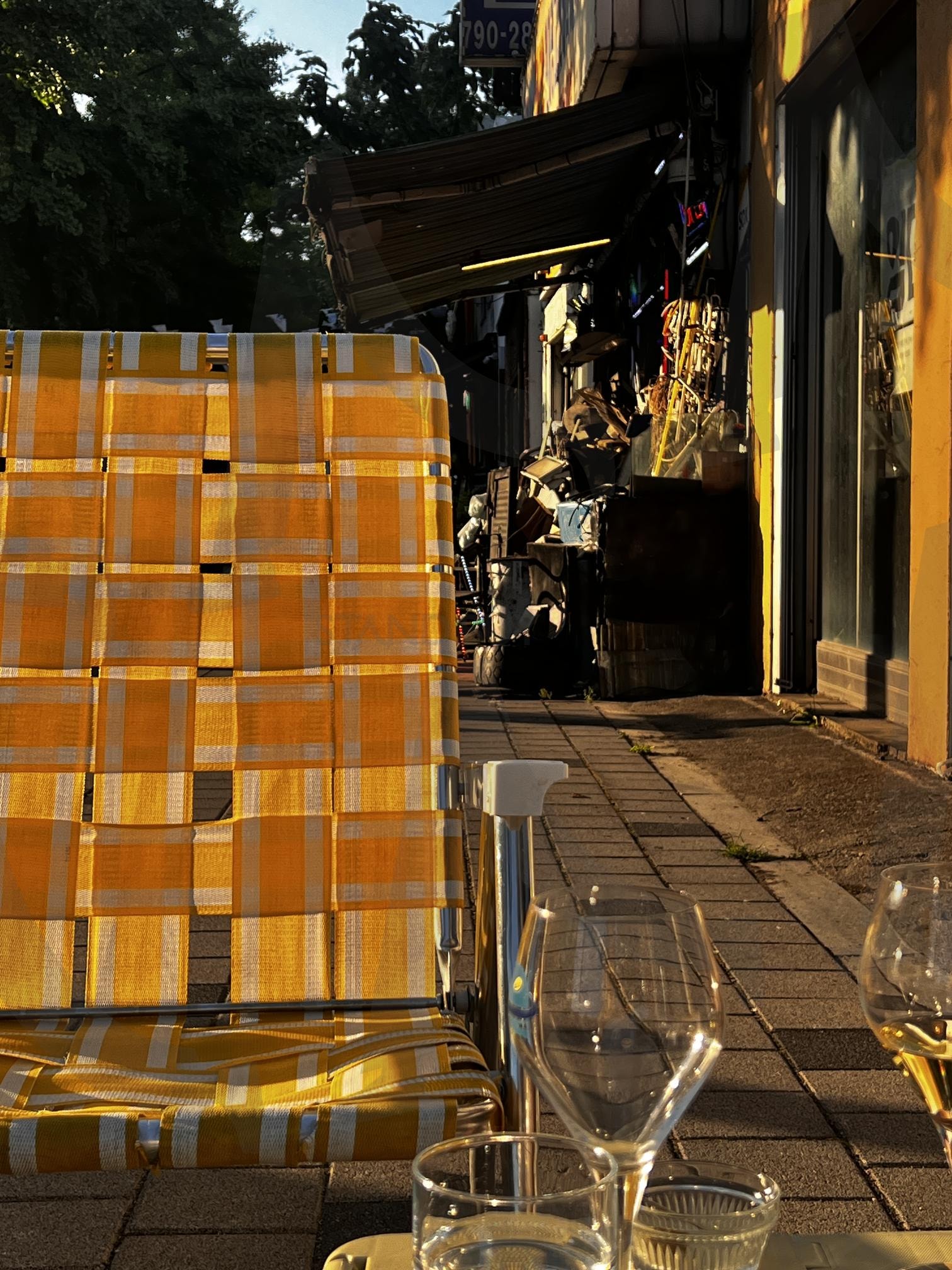 햇살 아래 야외 테이블과 의자, 상점 앞 풍경 | 야외 테이블, 캠핑 의자, 와인잔, 물잔, 상점, 인도, 저녁 햇살, 거리, 휴식, 여유 | 스탠바이 STANDBUY 디지털 콘텐츠