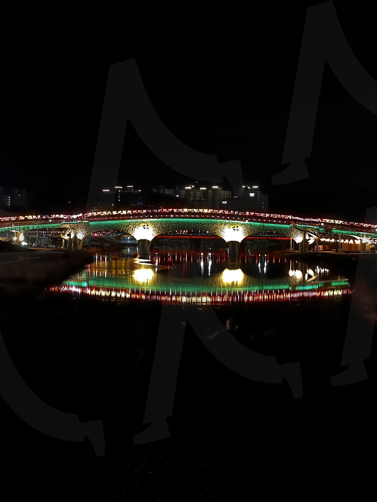 밤의 화려한 조명으로 빛나는 다리 | 다리, 야경, 조명, 녹색, 붉은색, 강, 물, 반영, 밤, 도시, 불빛 | 스탠바이 STANDBUY 디지털 콘텐츠