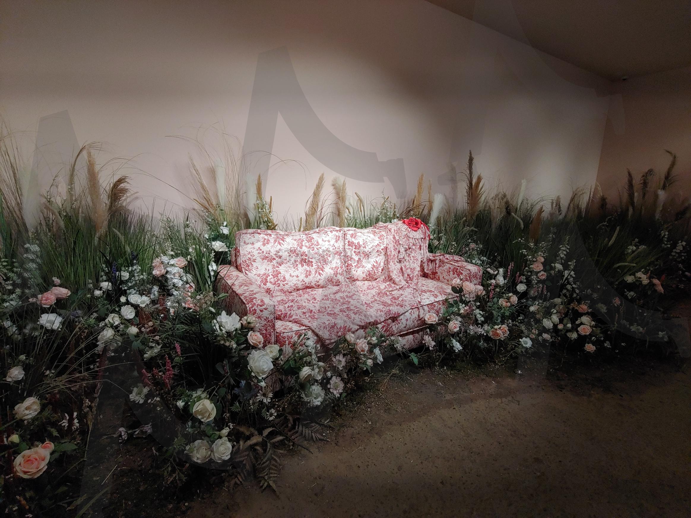 꽃과 풀로 둘러싸인 붉은색 꽃무늬 소파 | 소파, 꽃, 풀, 붉은색, 흰색, 꽃무늬, 가구, 인테리어, 정원, 몽환적인 | 스탠바이 STANDBUY 디지털 콘텐츠