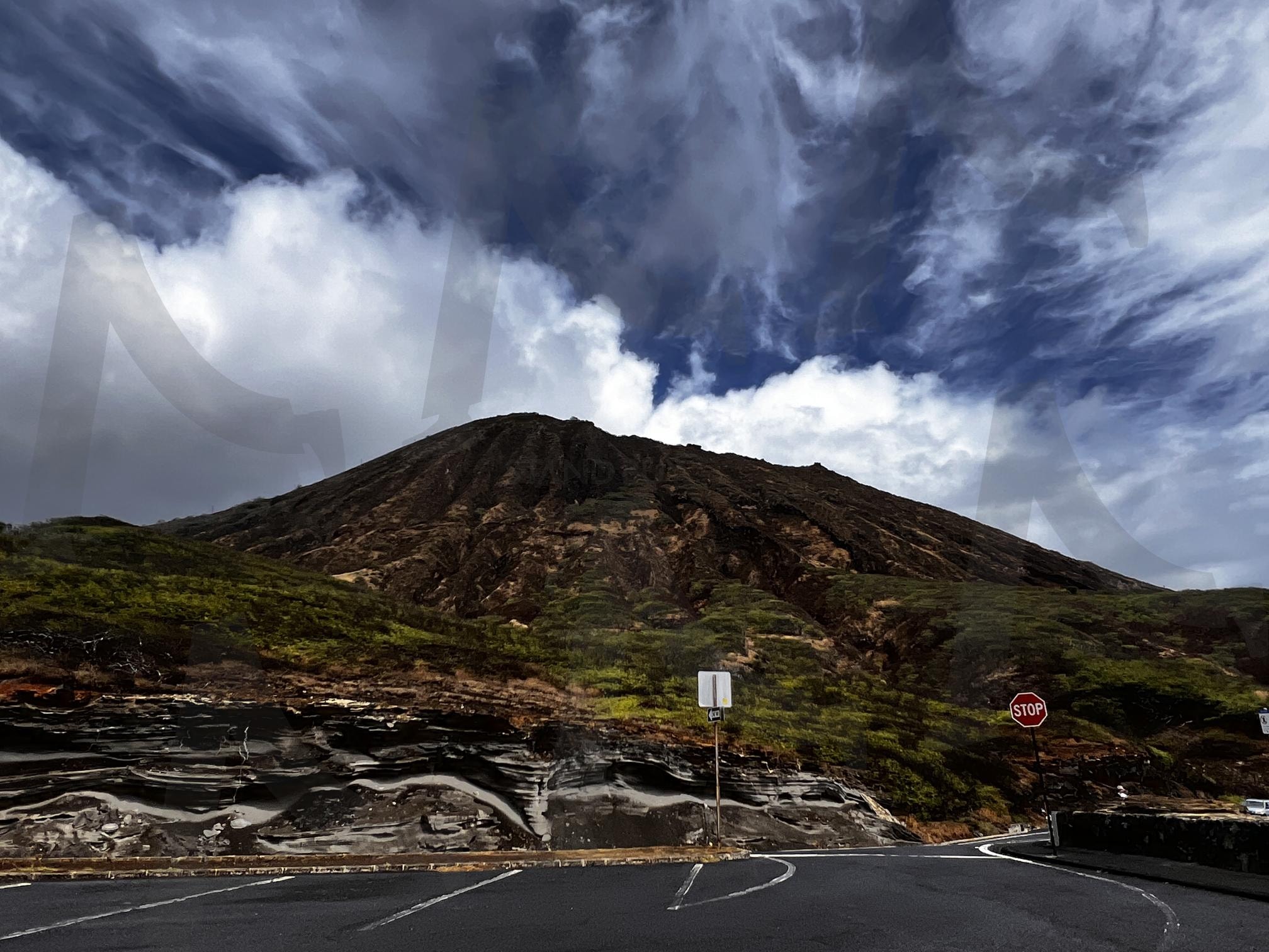 웅장한 화산과 도로 풍경 | 화산, 산, 도로, 아스팔트, 하늘, 구름, 풍경, 자연, 표지판, 정지 | 스탠바이 STANDBUY 디지털 콘텐츠